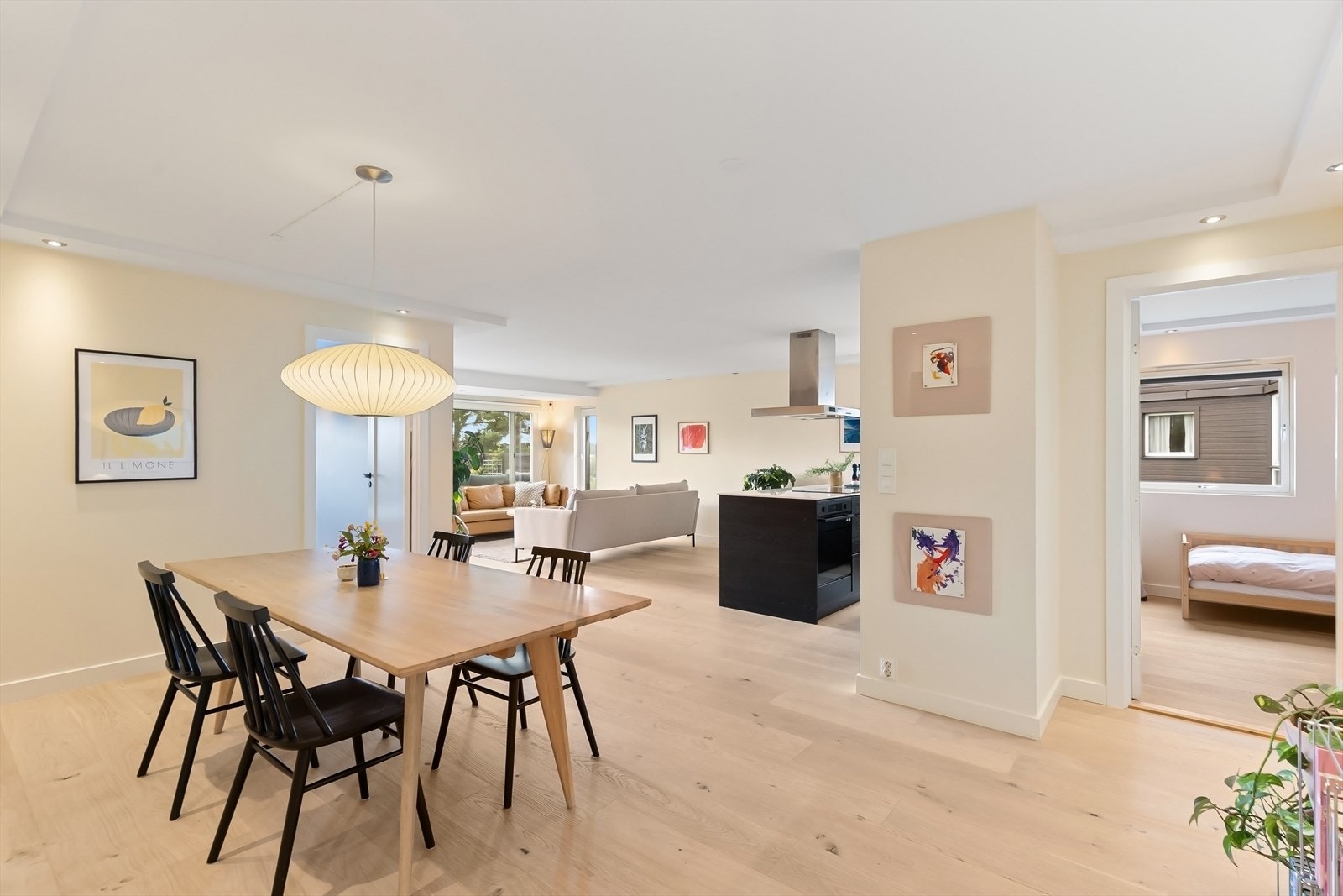 Den åpen løsningen mellom kjøkken og stue gir en sosial og god romfølelse. Galleribilde