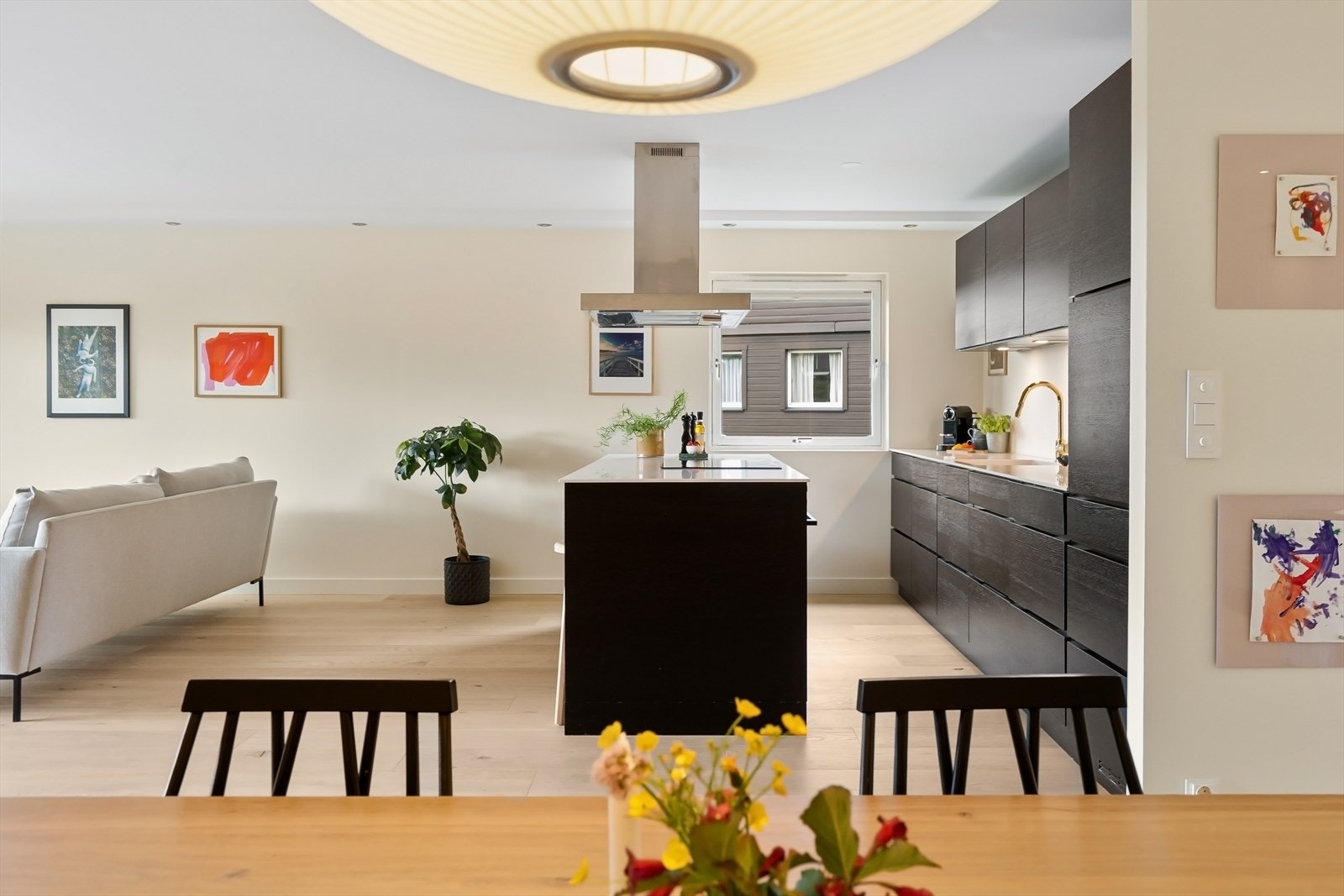 Gjennomgående endeleilighet, med lysinnslipp fra flere himmelretninger. Galleribilde