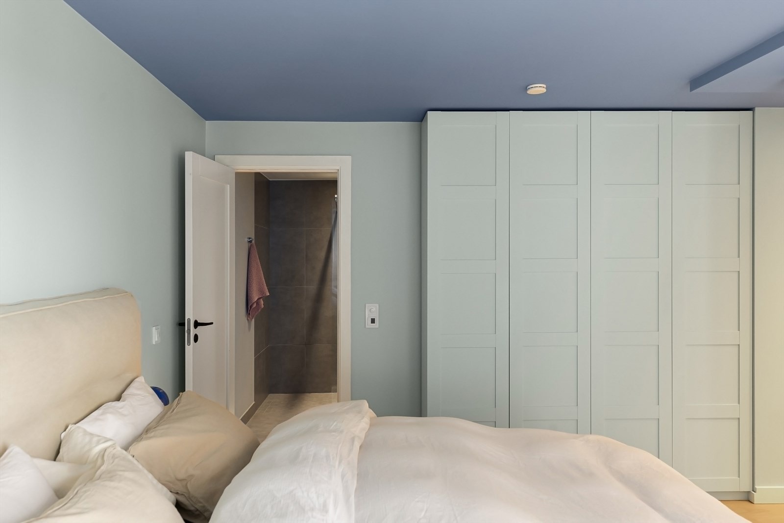 Garderobeskapene er malt i samme farge som veggen. Galleribilde