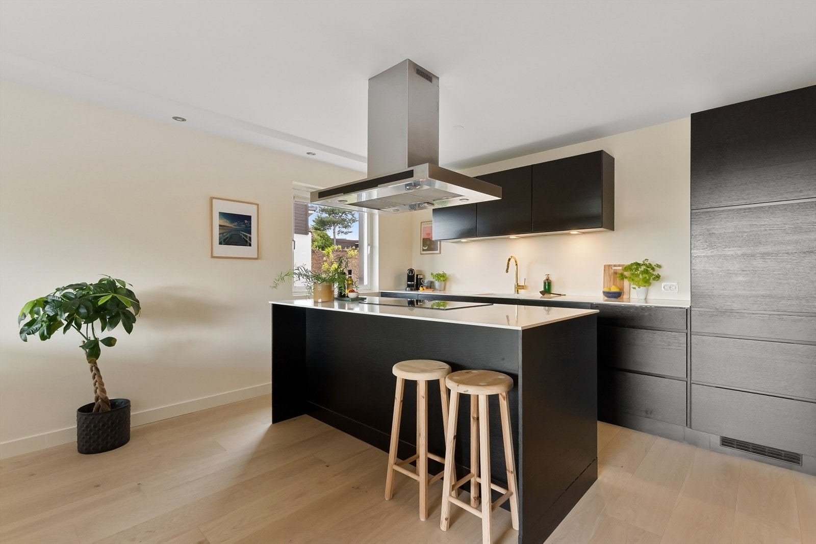 Praktisk kjøkkenøy med barløsning. Galleribilde