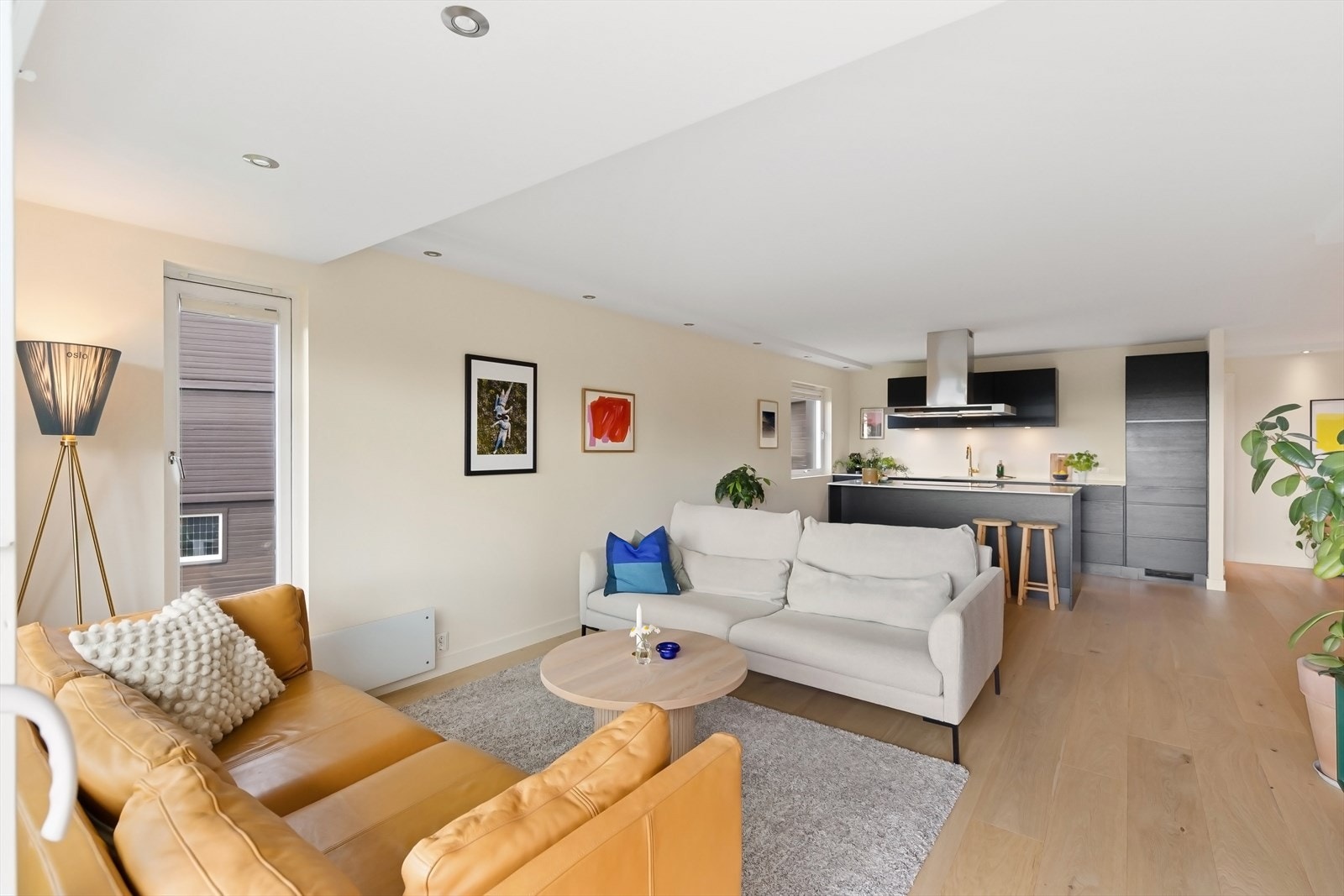 Ny parkett i stue/kjøkken og hovedsoverom i 2023. Galleribilde