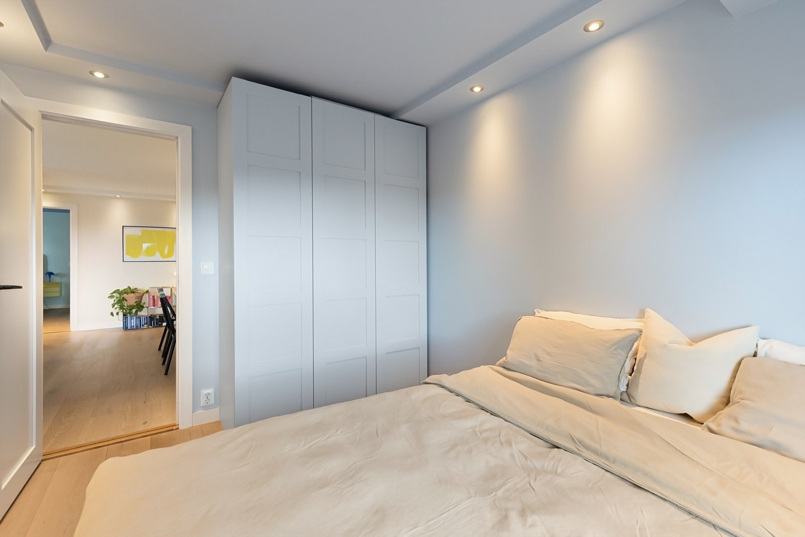 God plass til dobbeltseng og garderobe. Galleribilde