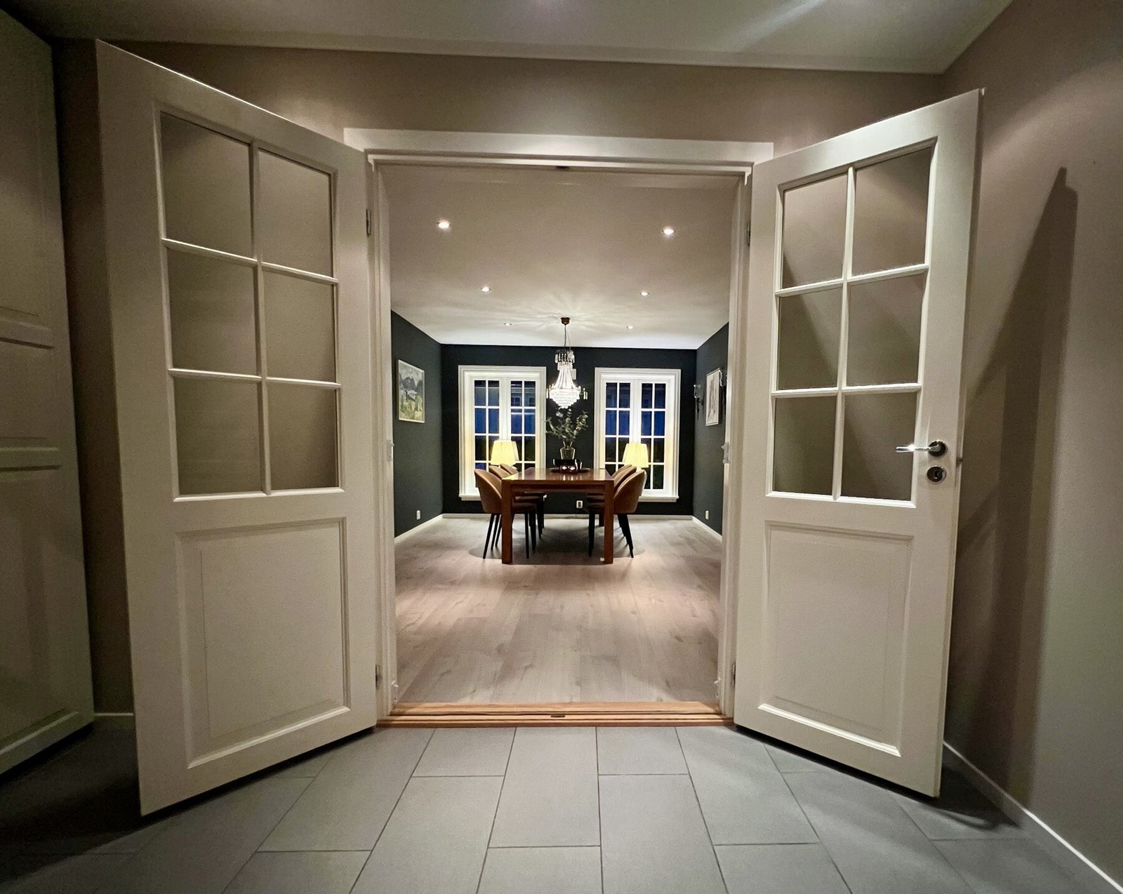 Selgers egne bilder - Bilde fra gangen inn mot stue (kveldsbilde). Galleribilde