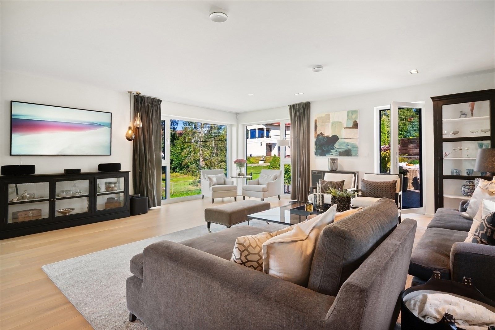 Fra stuen er det utgang til en stor terrasse på ca. 44 m² Galleribilde