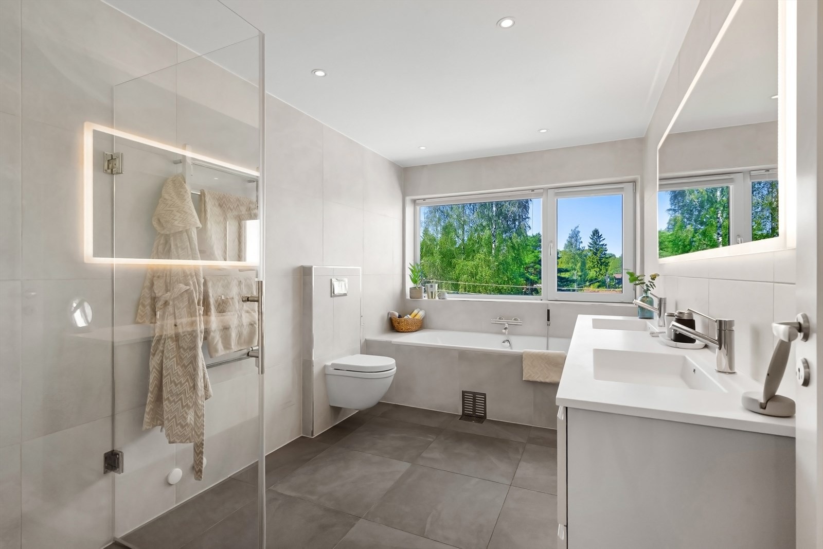 Delikat hovedbad med både badekar og dusj Galleribilde