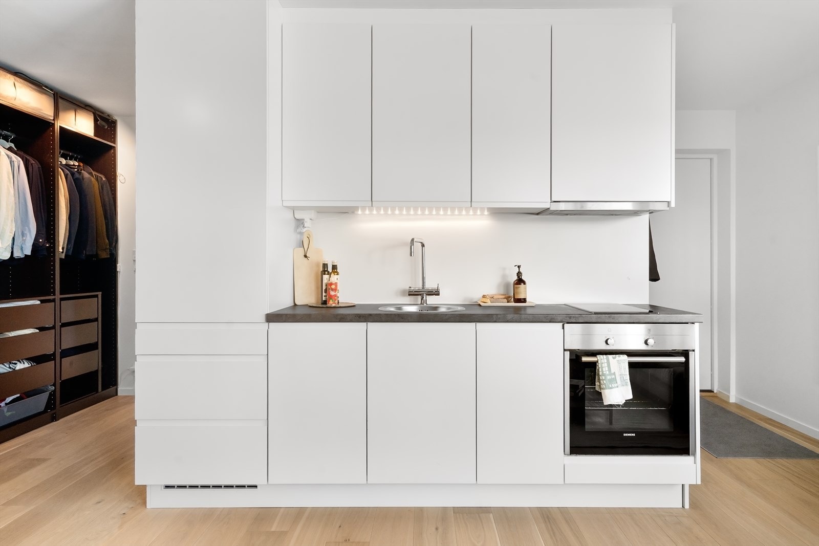 Kjøkken i hybel med integrerte hvitevarer Galleribilde