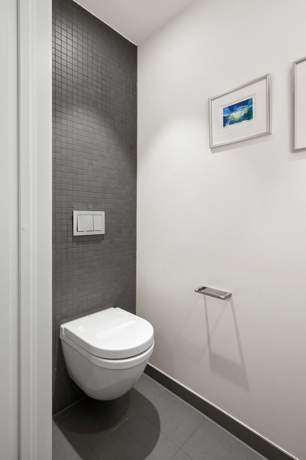 Separat toalettrom i hovedetasje (hovedetasje med stue/kjøkken mm) Galleribilde