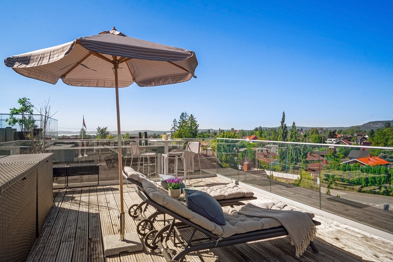 Fra husets øverste boligetasje er det trapp opp til en fantastisk takterrasse Galleribilde