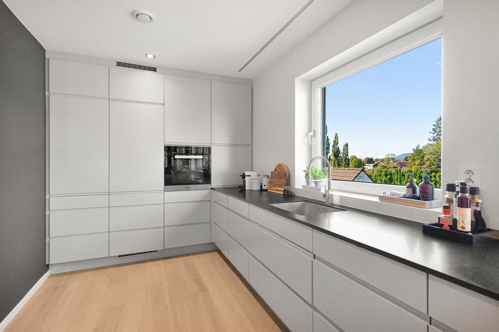 Benkeplatene er i stein Galleribilde