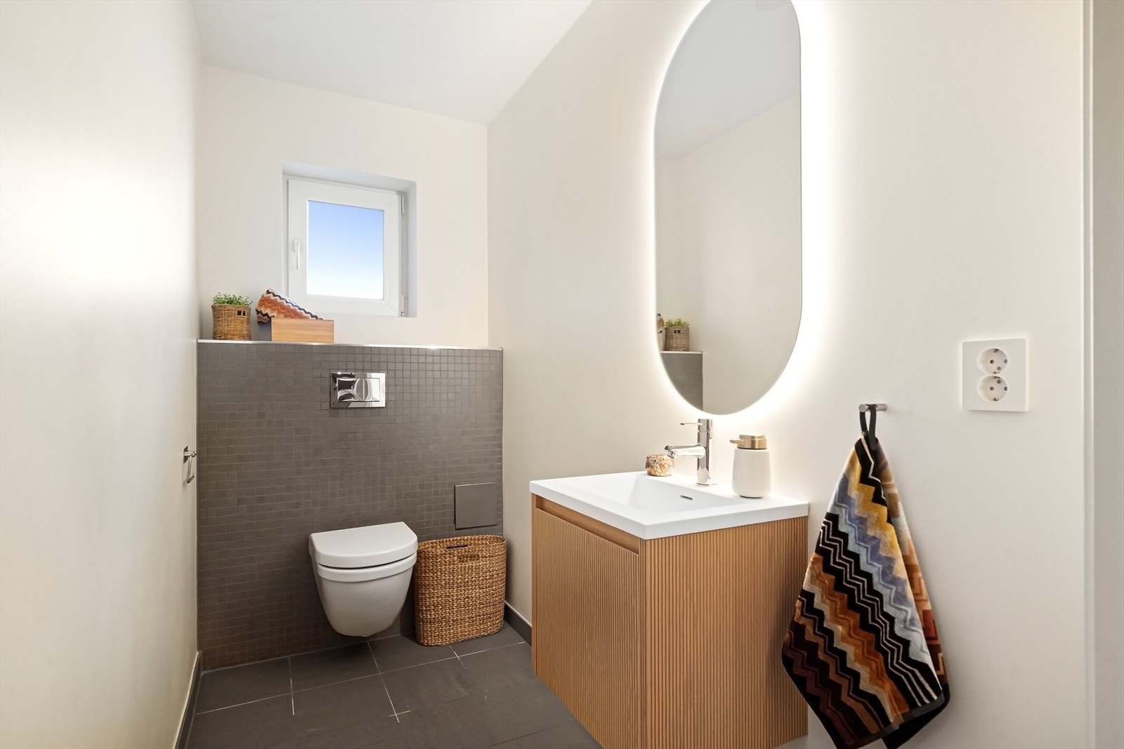 Separat toalett i 1.etasje Galleribilde