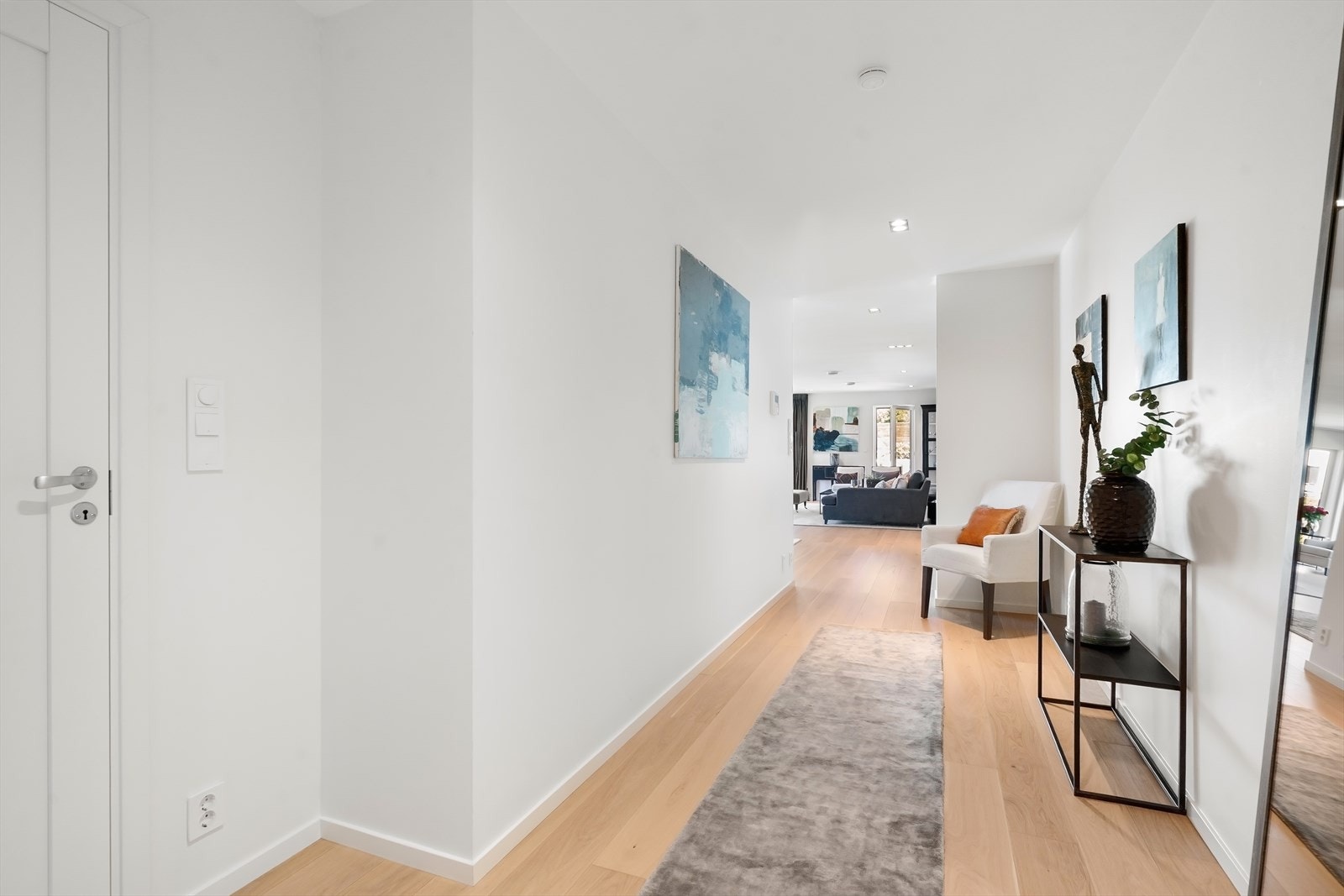 Gang i hovedetasje, med et soverom og toalettrom Galleribilde