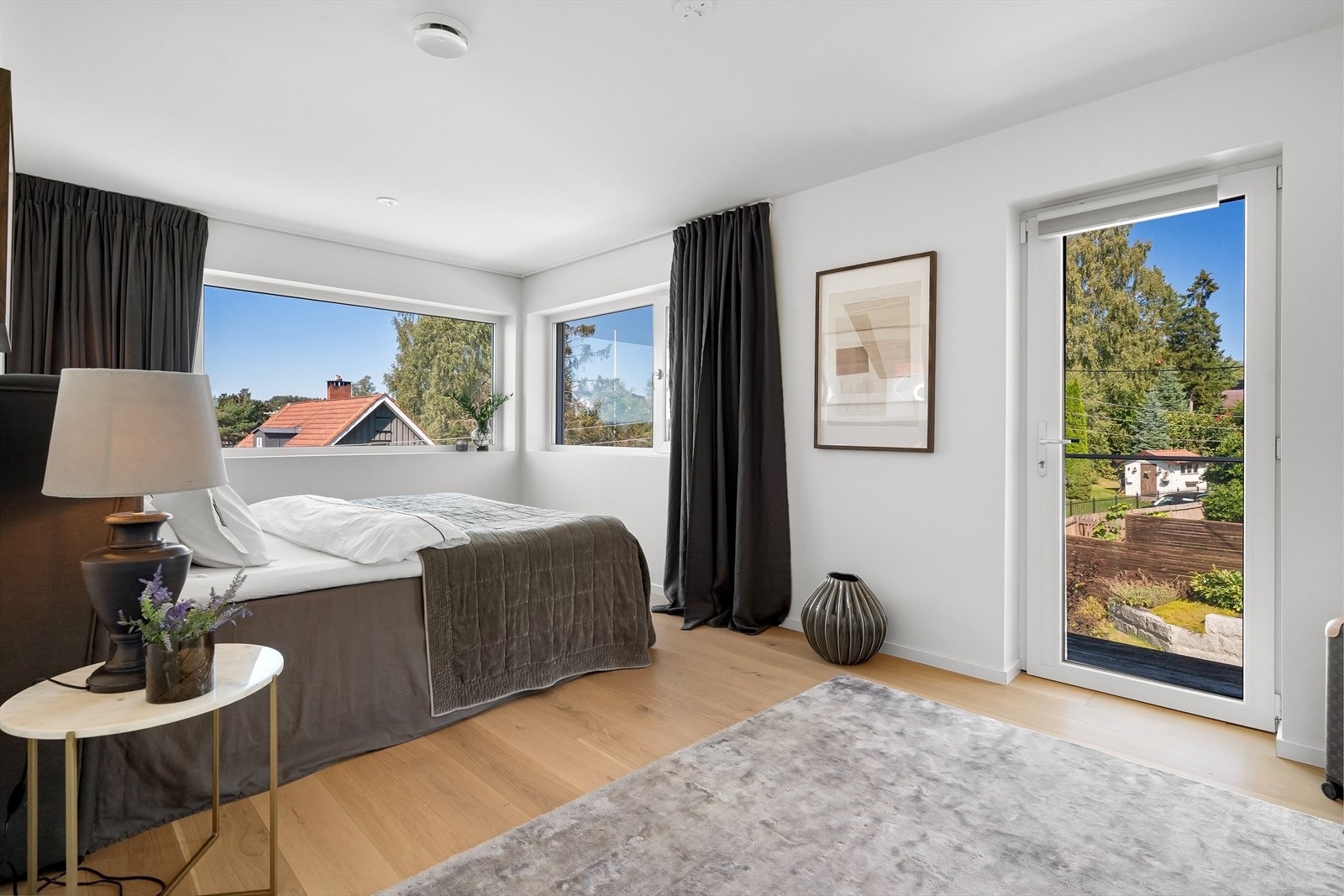 Hovedsoverommet utgjør en egen mastersuite med omkledningsrom, eget baderom og utgang til en liten luftebalkong på ca. 2 m² med glassrekkverk Galleribilde