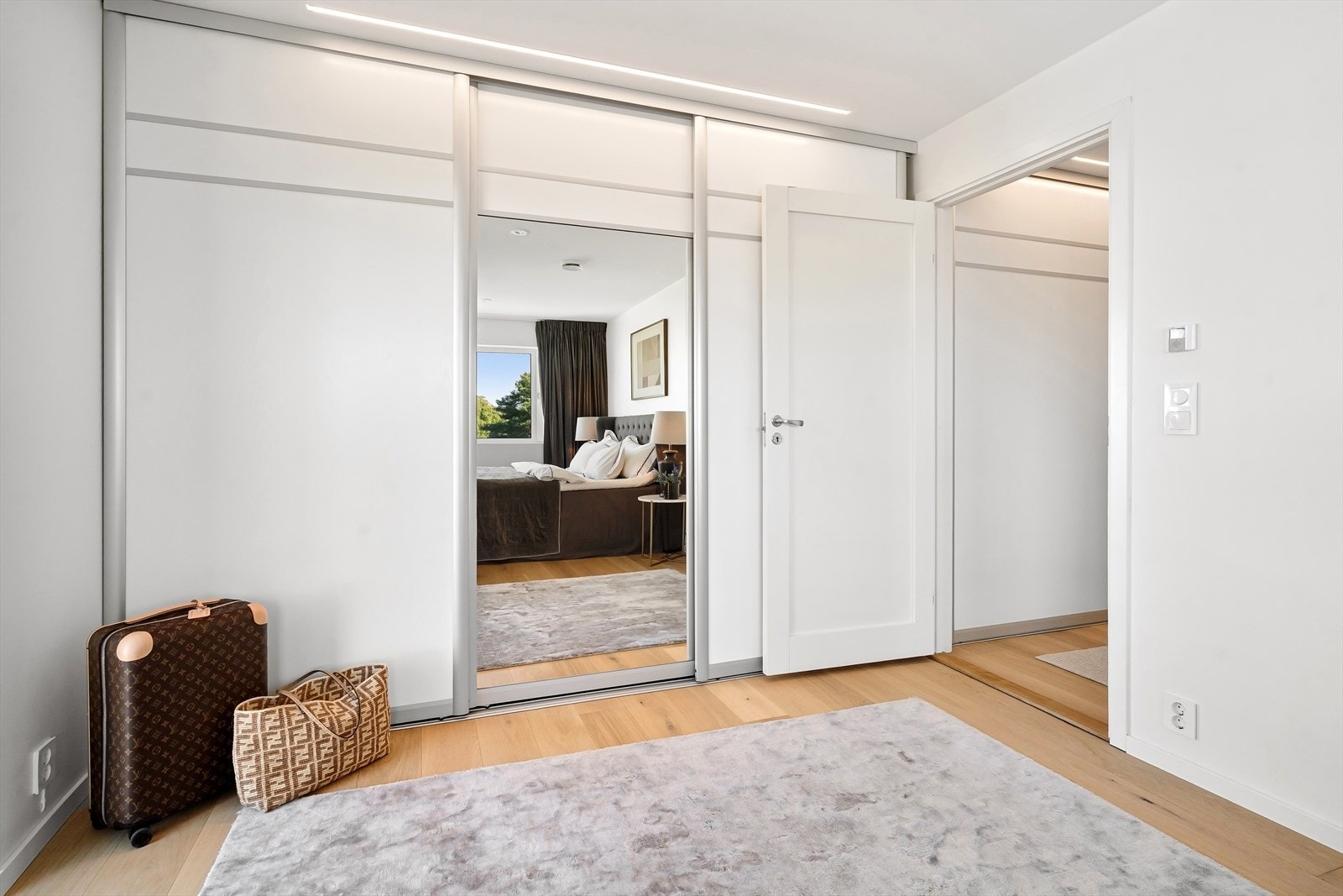 Stor garderobe i avdeling i master avdeling Galleribilde