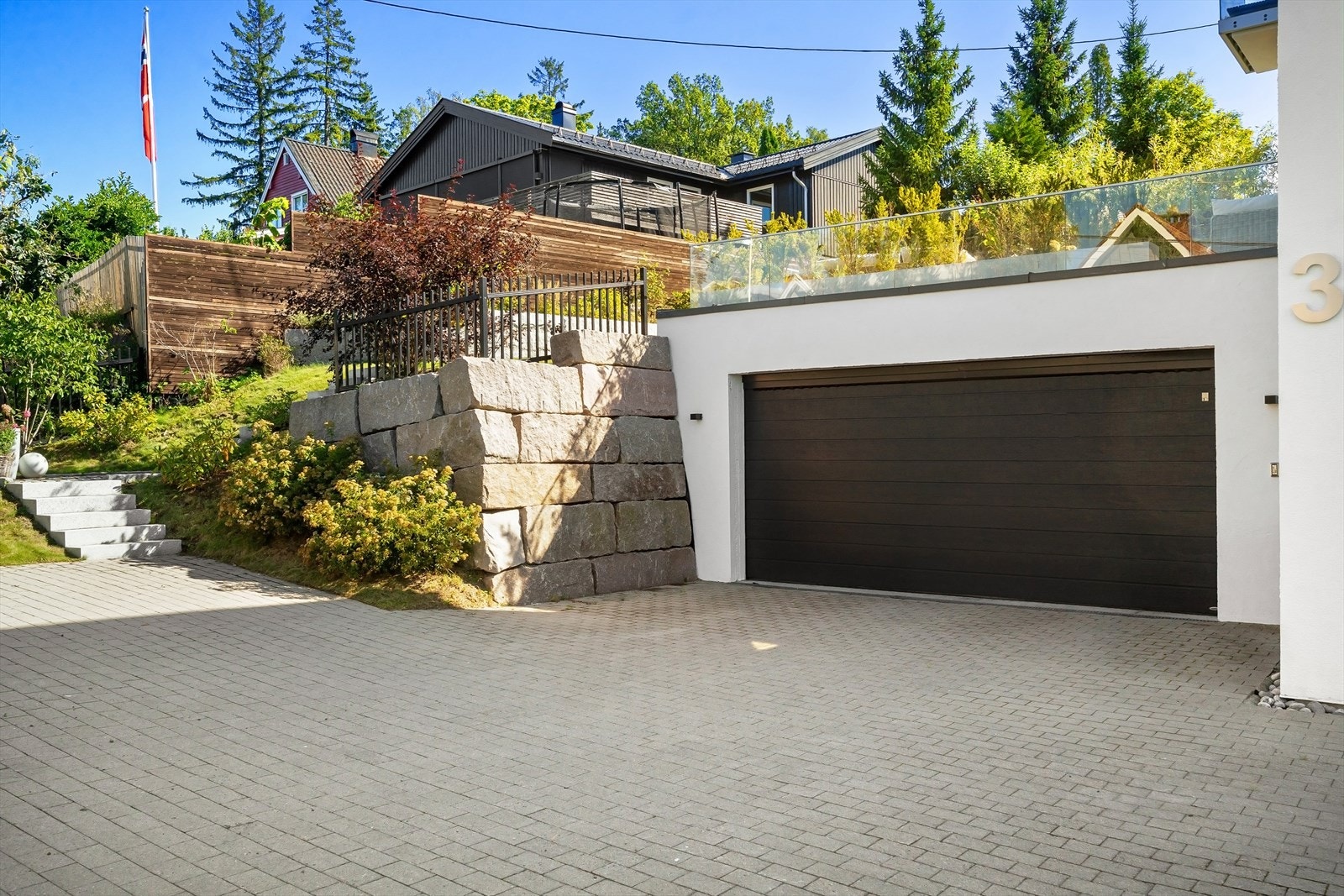 Integrert romslig dobbelgarasje med elbil-lader (2025) I tillegg plass til flere biler på gårdsplassen Galleribilde