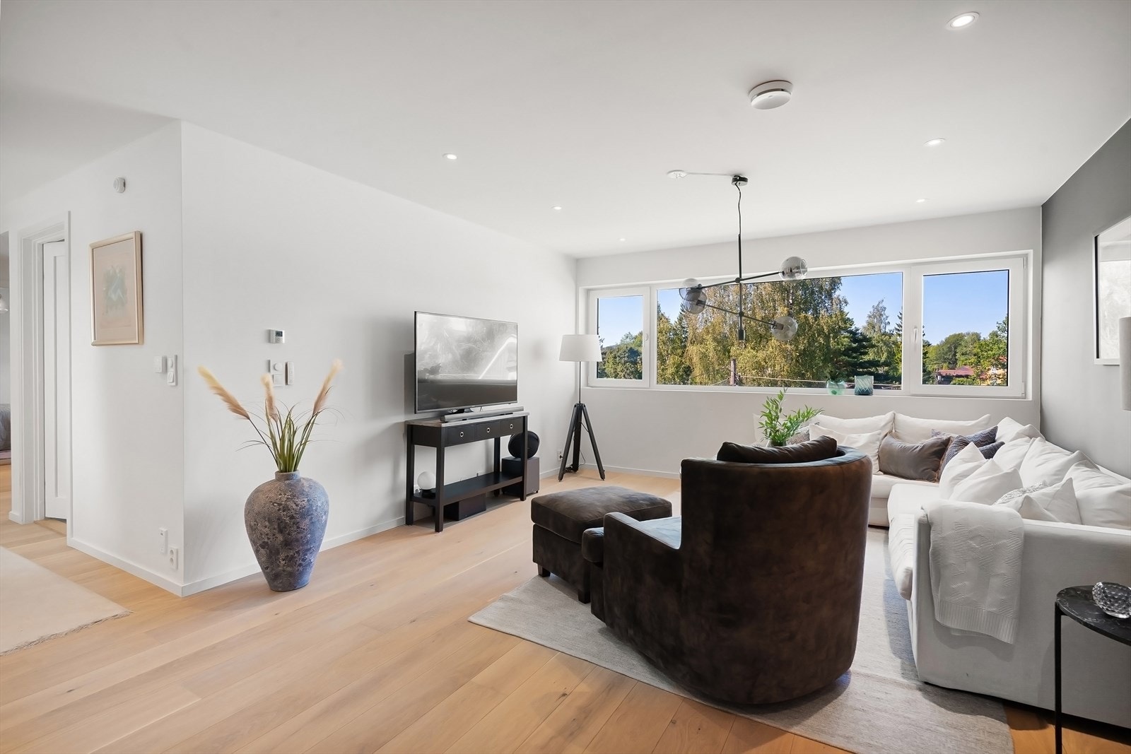 I boligens øverste boligetasje ligger en hyggelig stue, fire soverom, gang/garderobe og to baderom Galleribilde