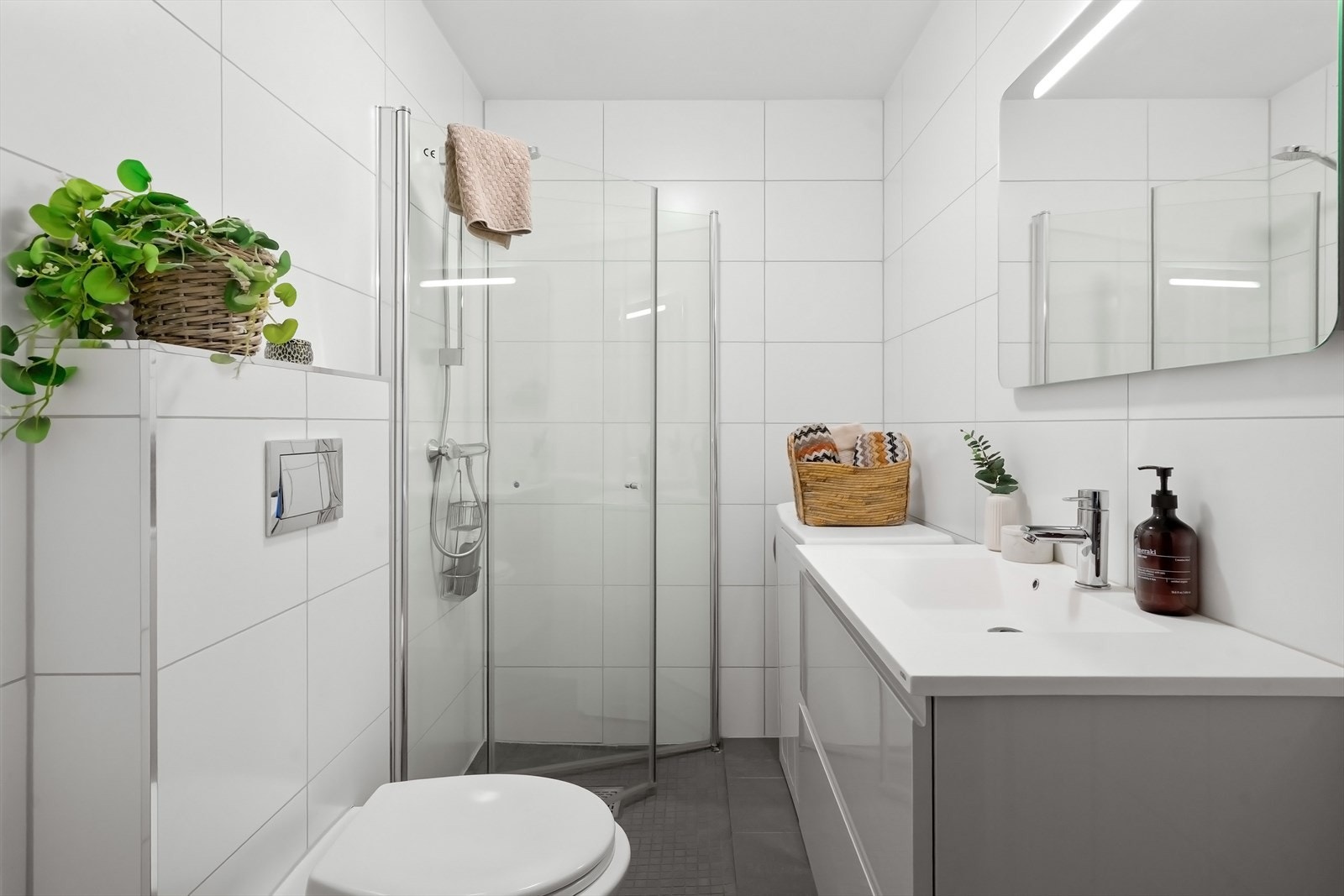 Bad i hybel med opplegg til vaskemaskin Galleribilde