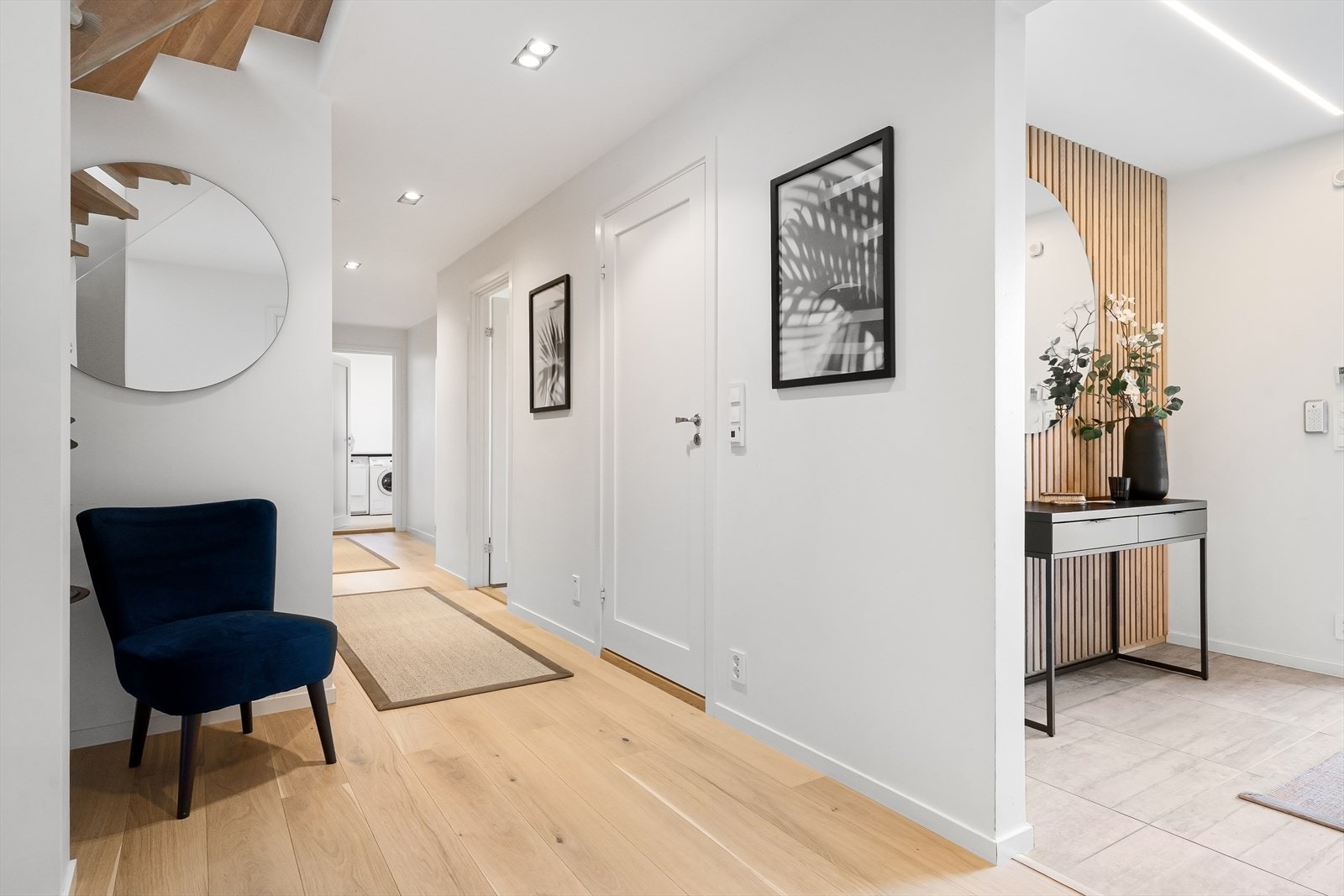 Innbydende hall i 1.etasje og gang med garderobe. Huset har svært mye lagringsplass Galleribilde