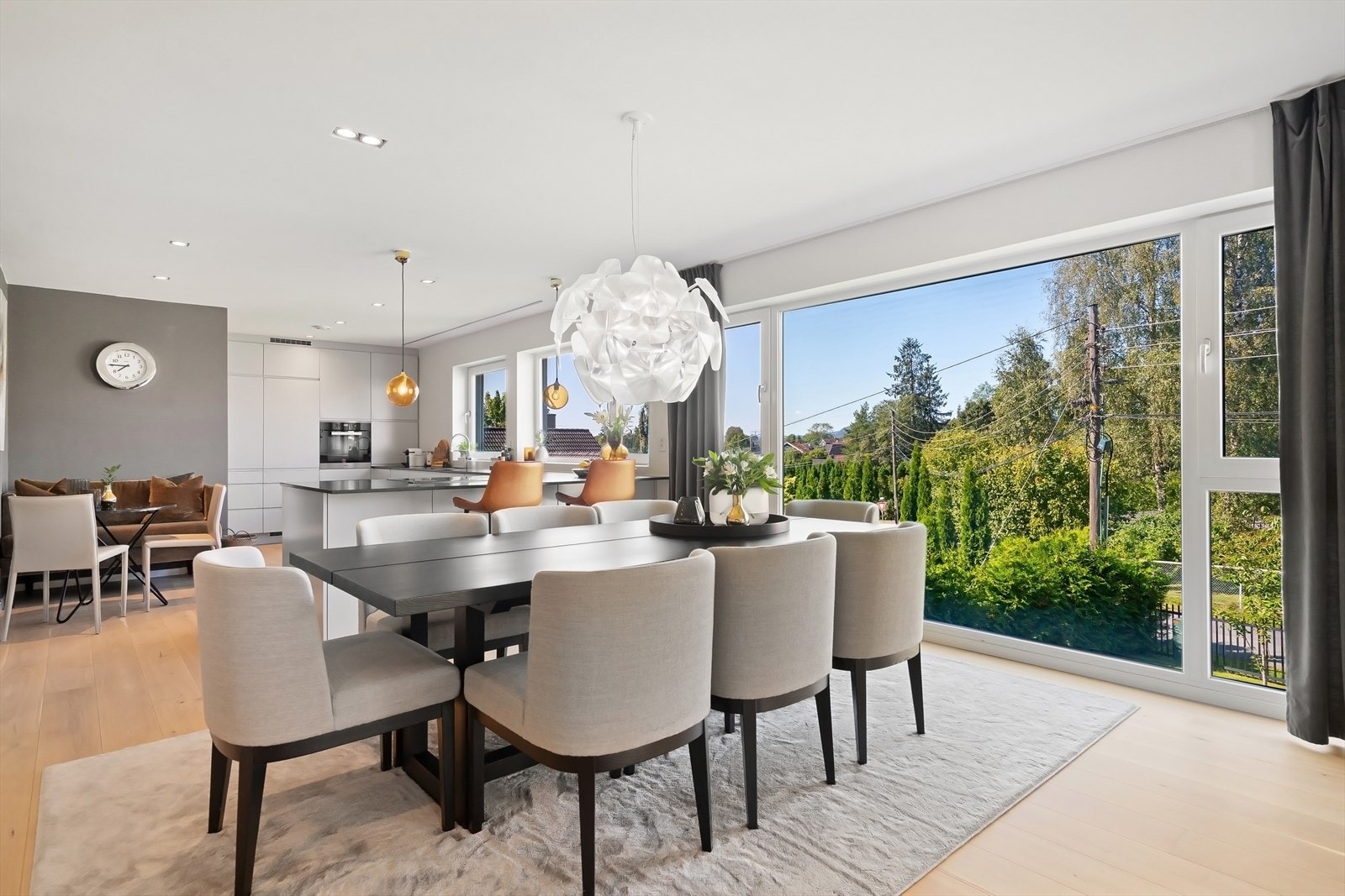 Store vindusflater gir mye lys Galleribilde