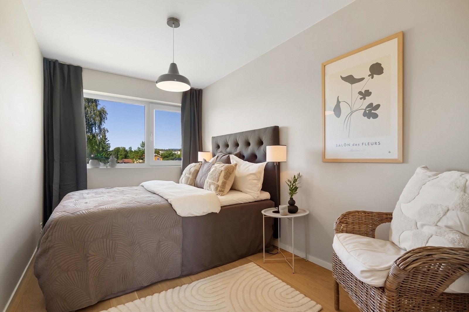 I tillegg til hovedsoverommet er det tre store og gode soverom i øverste etasje. Bildet viser soverom 2 Galleribilde