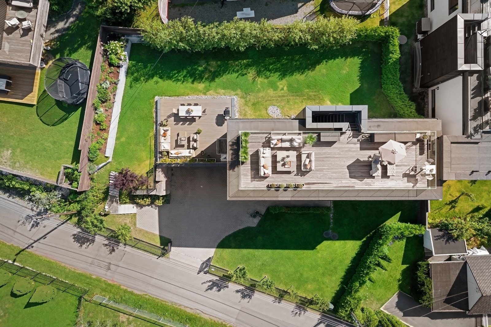 Hyggelig og meget velstelt hage Galleribilde