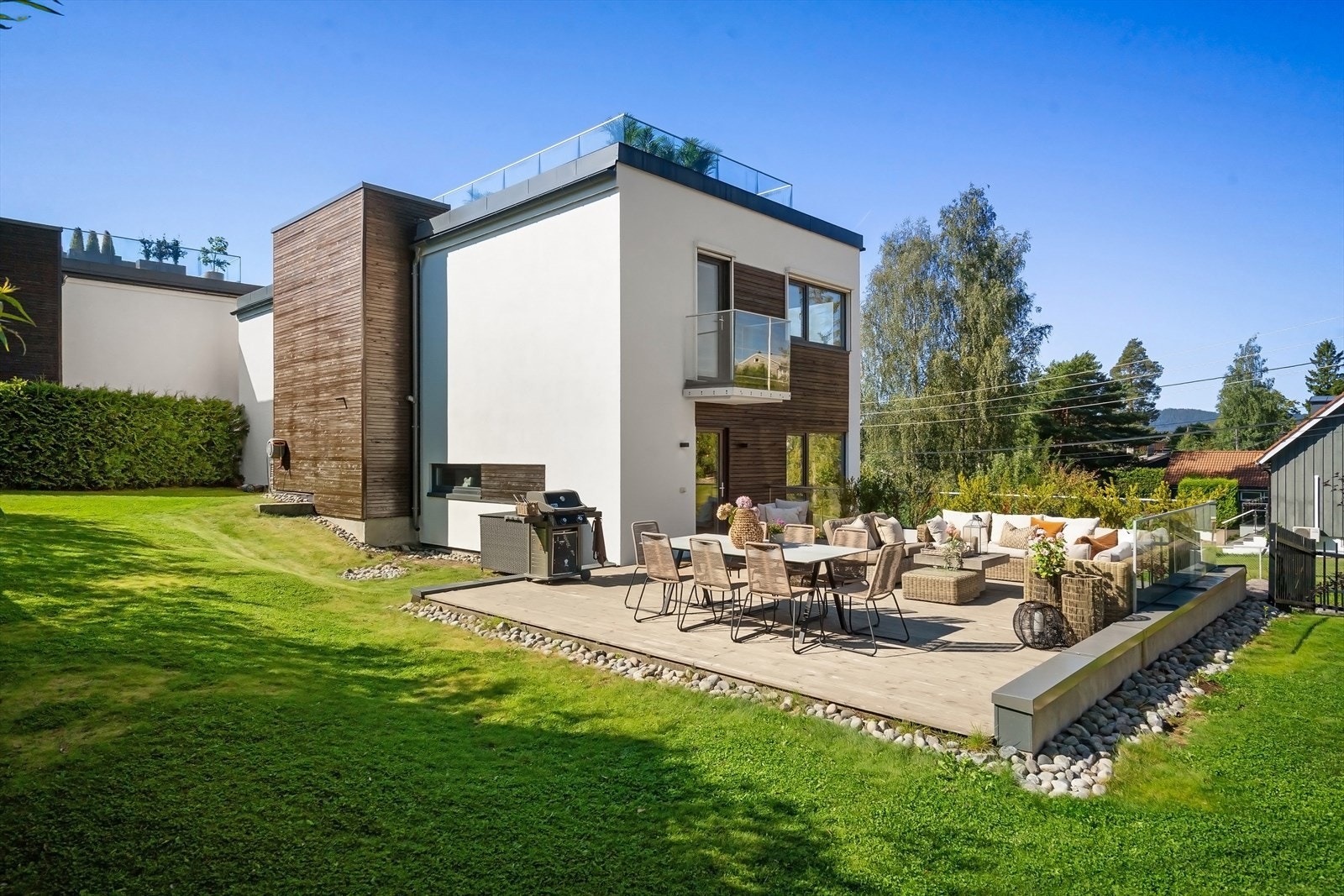 Stor solrik terrasse på ca. 44 m² og adkomst til hage Galleribilde