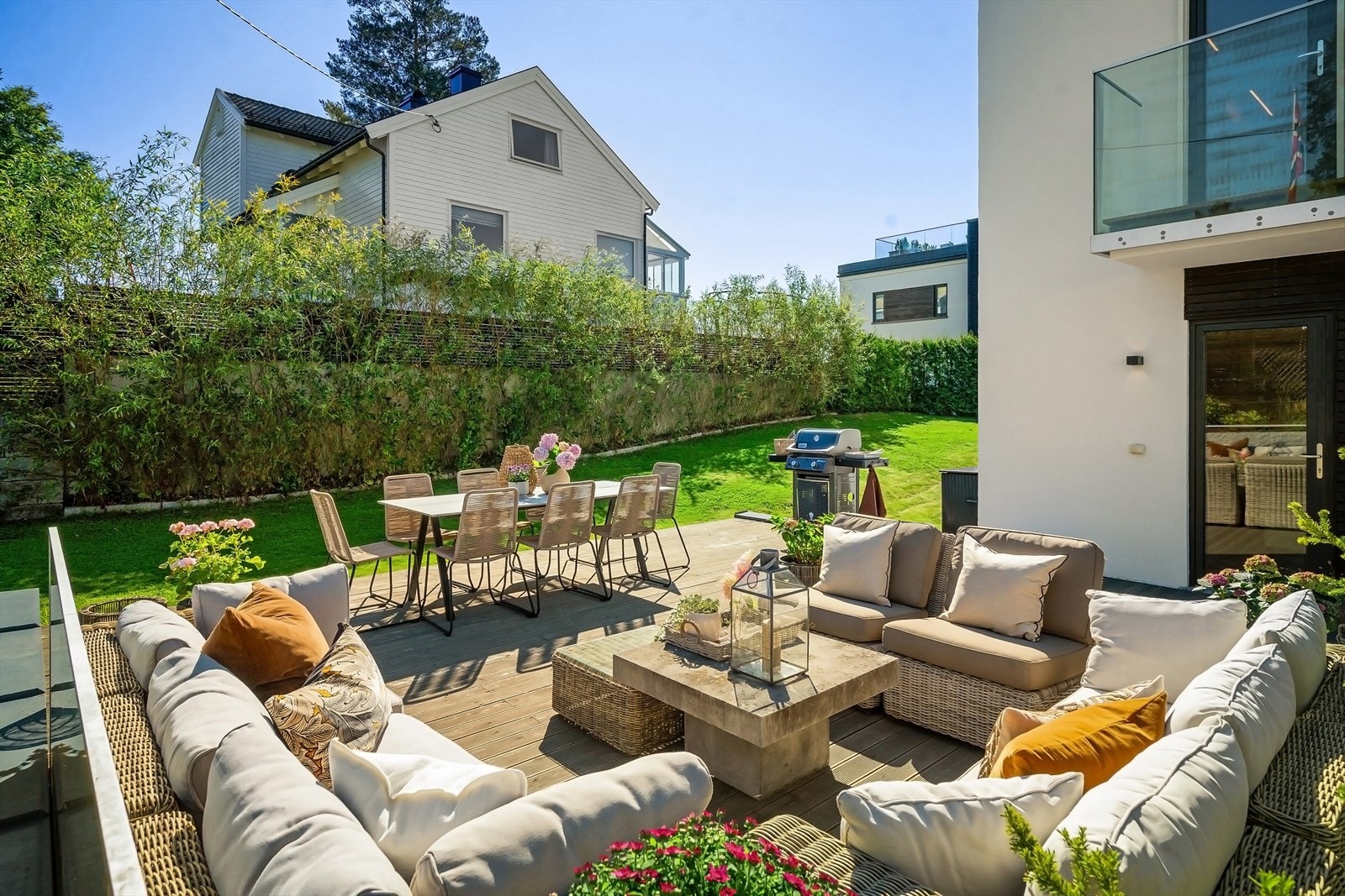 Hyggelig og meget barnevennlig hage rett ut fra terrassen Galleribilde