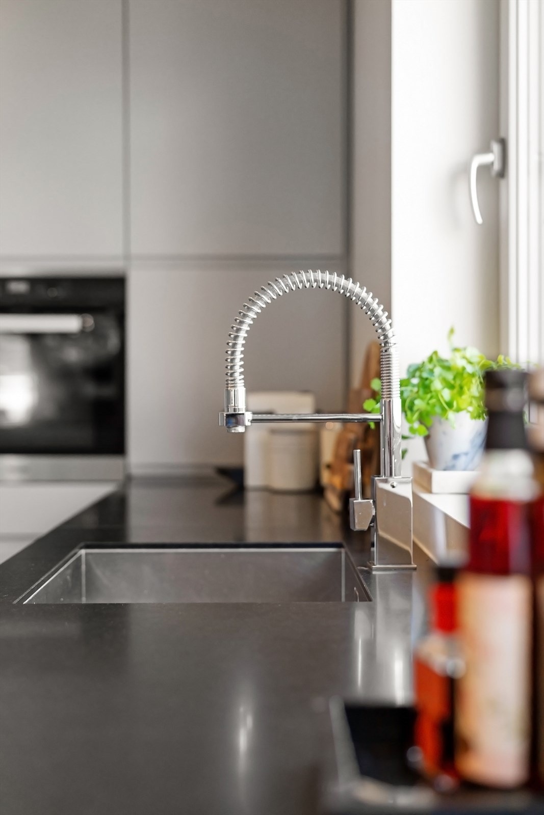 Kjøkkenet er utstyrt med integrerte hvitevarer fra Miele, inkludert bred induksjonstopp, stekeovn, kjøleskap og oppvaskmaskin Galleribilde