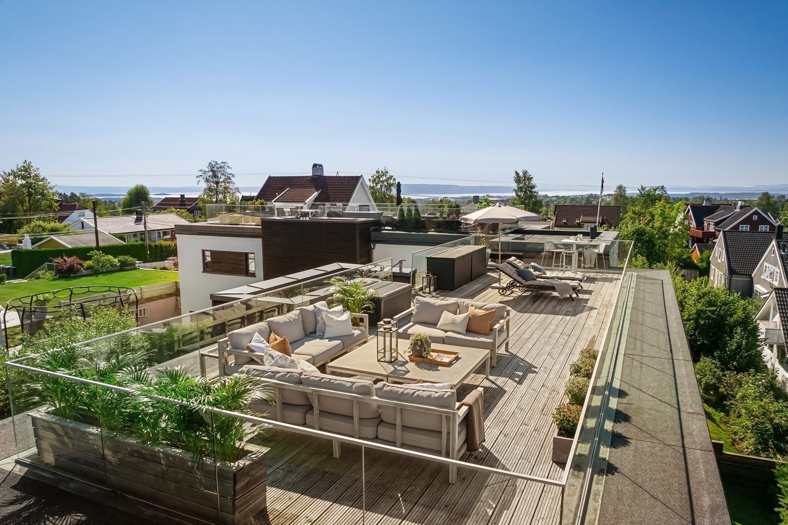 Takterrassen har solen gjennom hele dagen, med god plass til både spise- og loungegrupper Galleribilde