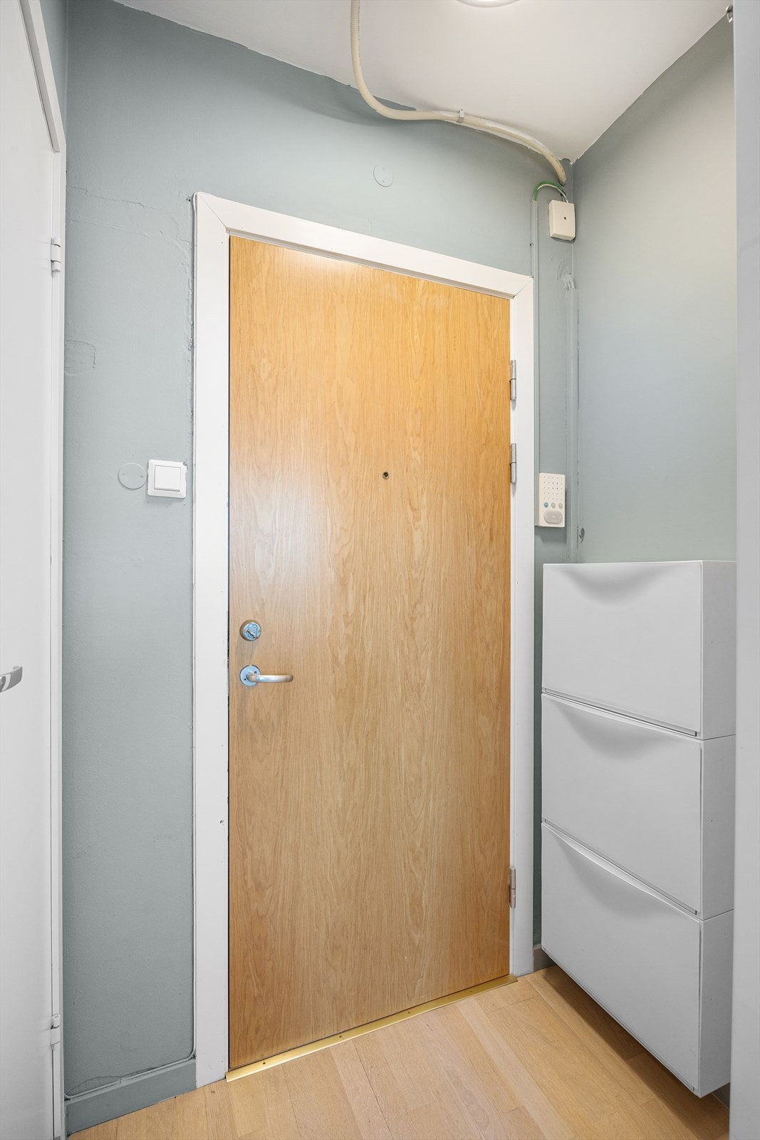 Velkommen inn! Førsteinntrykket er en åpen entré med plass til å henge fra seg klær og sette sko Galleribilde