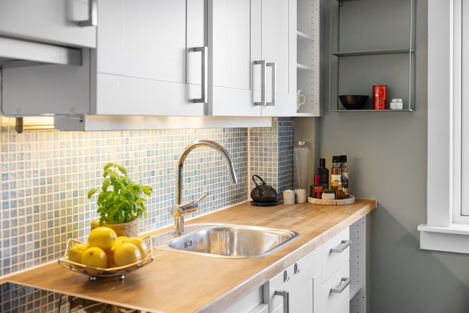 Med rikelig skap- og benkeplass er dette et funksjonelt og innbydende kjøkken som legger godt til rette for matlaging. Galleribilde