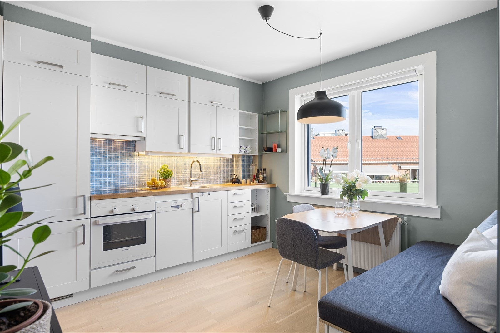 Lys stue i moderne farger med god plass til sofa og spisebord. Galleribilde