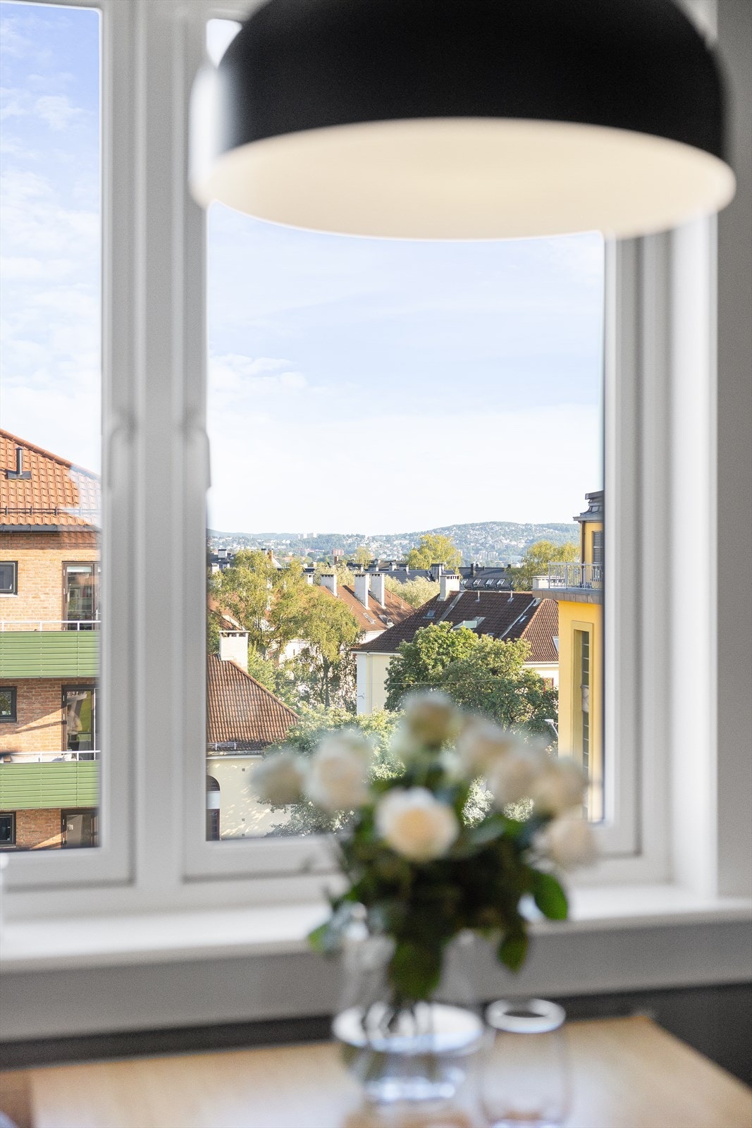 Vinduene er fra 2016 og gir rikelig med naturlig lys. Galleribilde