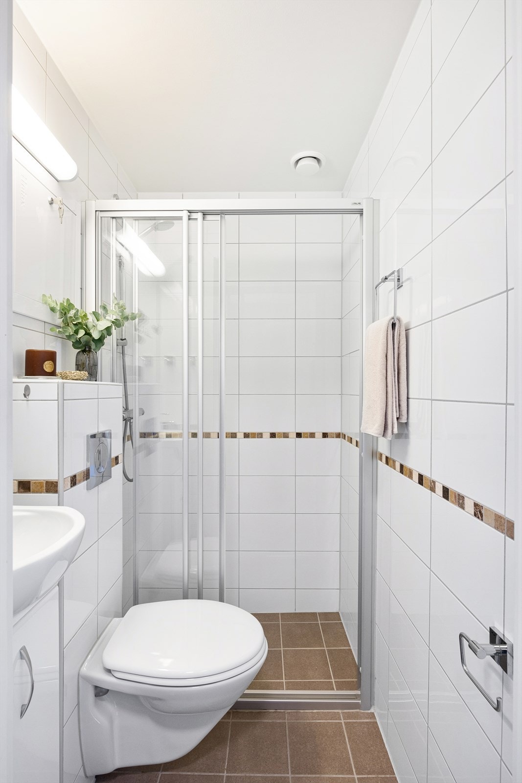 Pent og flislagt bad. Badet er tatt i regi av borettslaget, og var ferdigstilt i 2014. Galleribilde