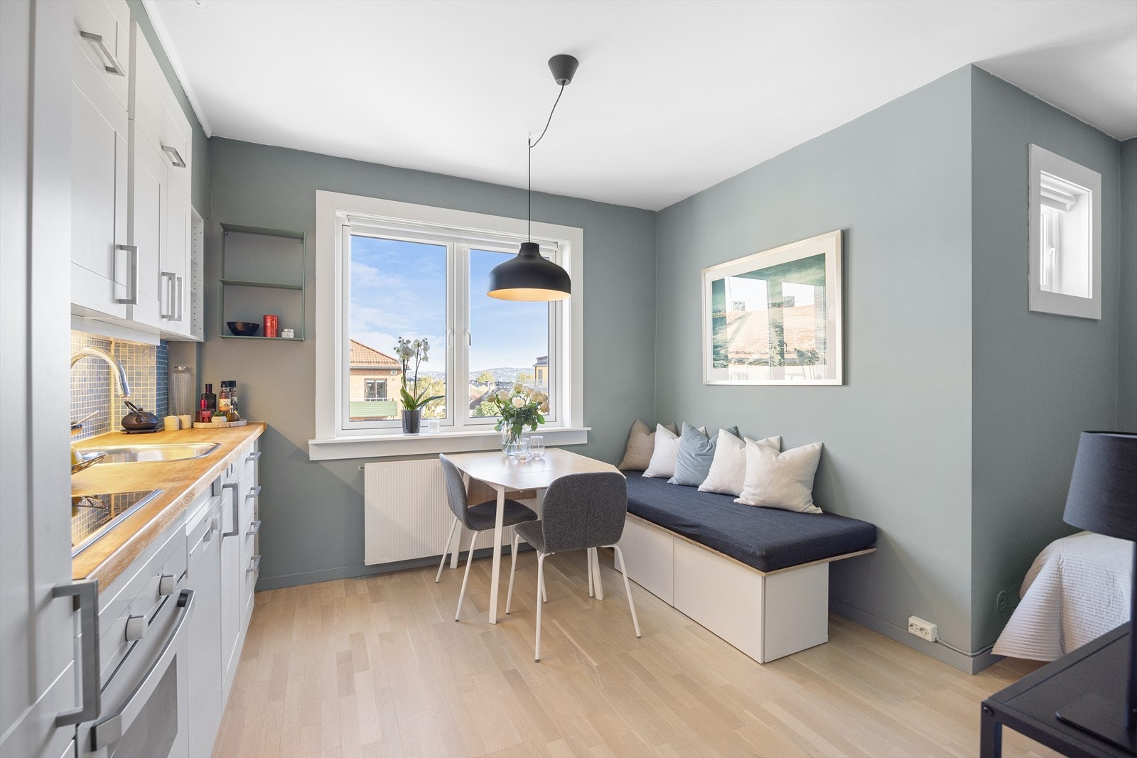 Nordvik v/ Konstantin Karlsson ønsker velkommen til en meget pen leilighet med praktisk sovealkove i et svært attraktivt område på Bjølsen. Galleribilde