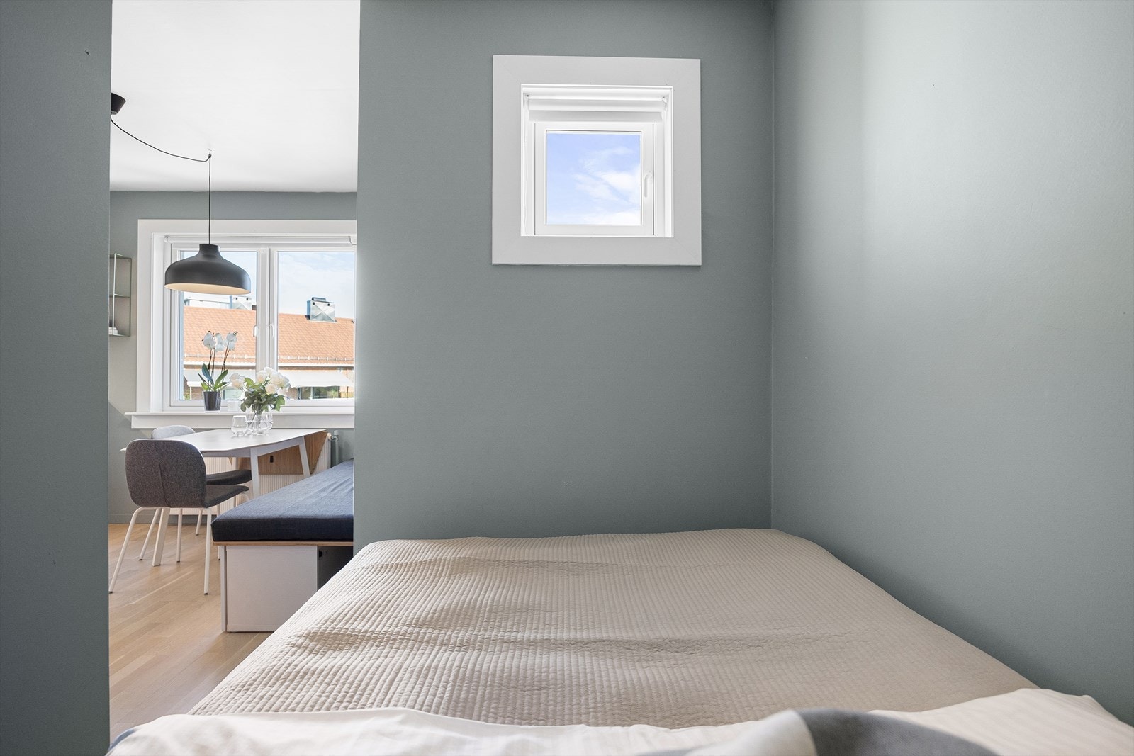 Det er et vindu i sovealkoven som slipper inn rikelig med lys og skaper en behagelig og romslig atmosfære. Galleribilde