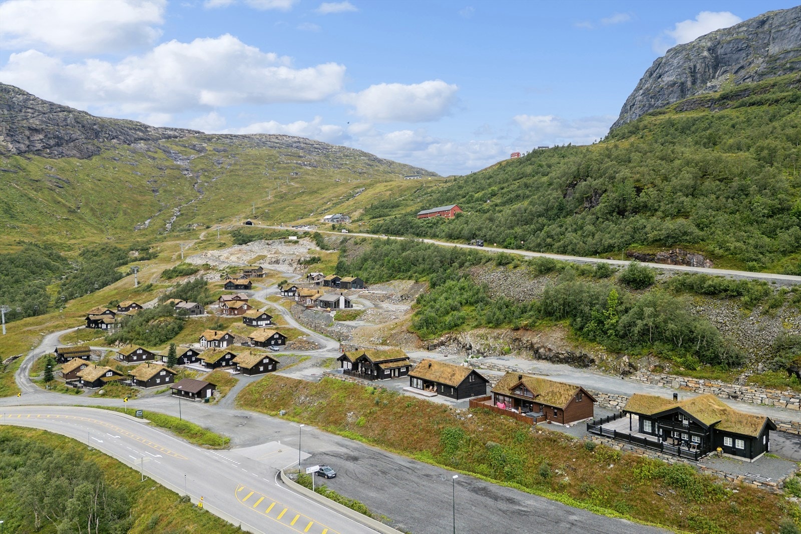 Nyt langrenn, toppturer, sykling, sommerski og fiske om sommeren - og snøsikre forhold om vinteren. Velkommen! Galleribilde