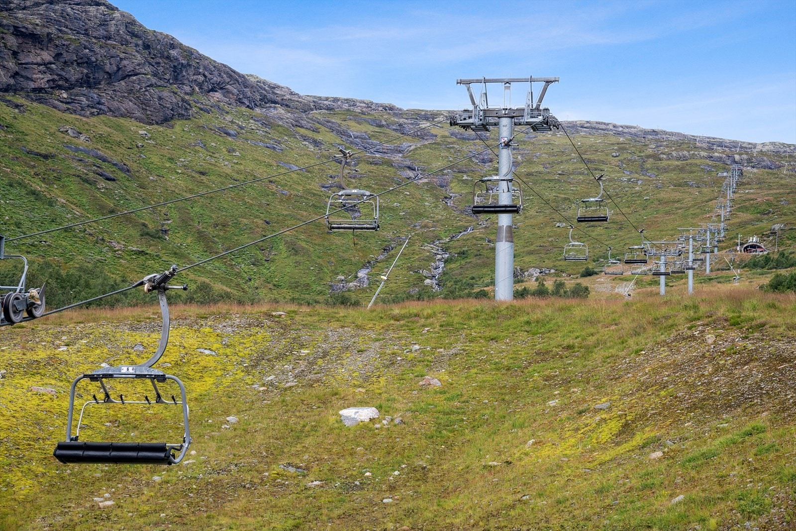Ekspressheisen (stolheis) starter like nedenfor eiendommen ca. 685 m.o.h. med avstigning på ca. 1006 meter. Galleribilde