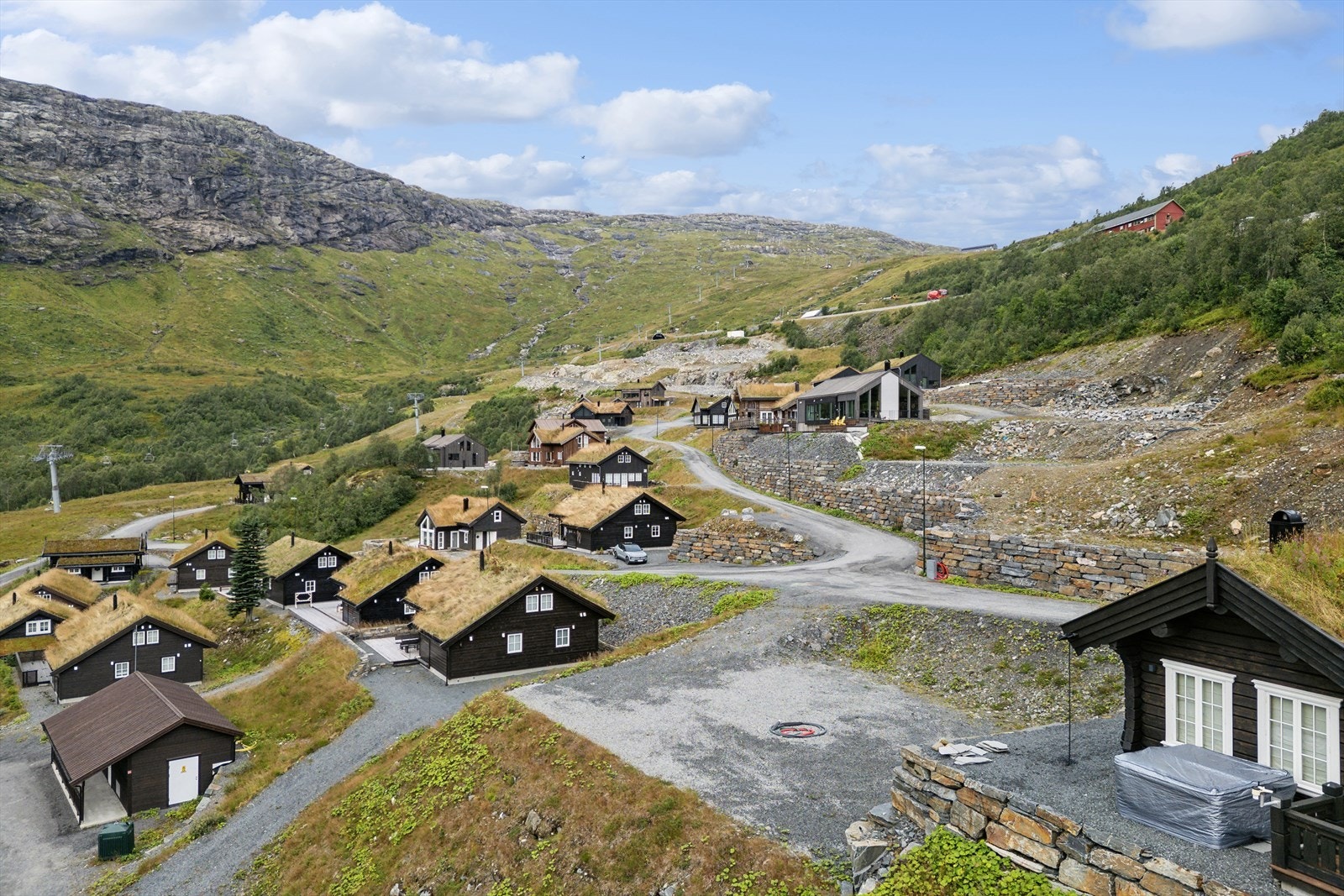 Her får du ski in/ski out rett fra hyttedøra, og tilgang til både grønne bakker og utfordrende frikjøringsområder - perfekt for hele familien! Galleribilde