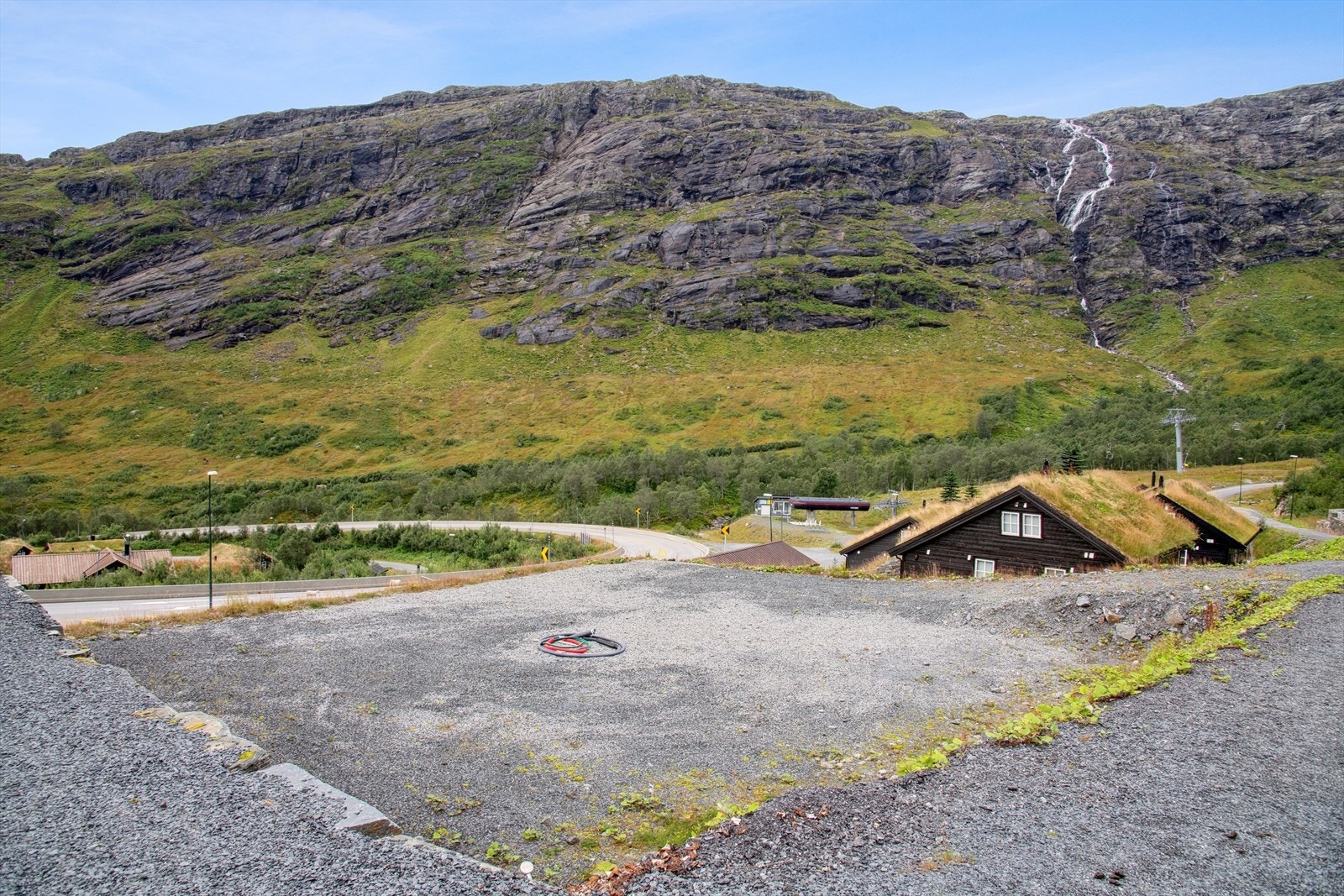 Byggeklar infrastruktur: Kommunalt vann og avløp, miljøhus for renovasjon og tilrettelagt tomtearbeid gir deg en smidig vei fra tomtekjøp til ferdig hytte. Galleribilde