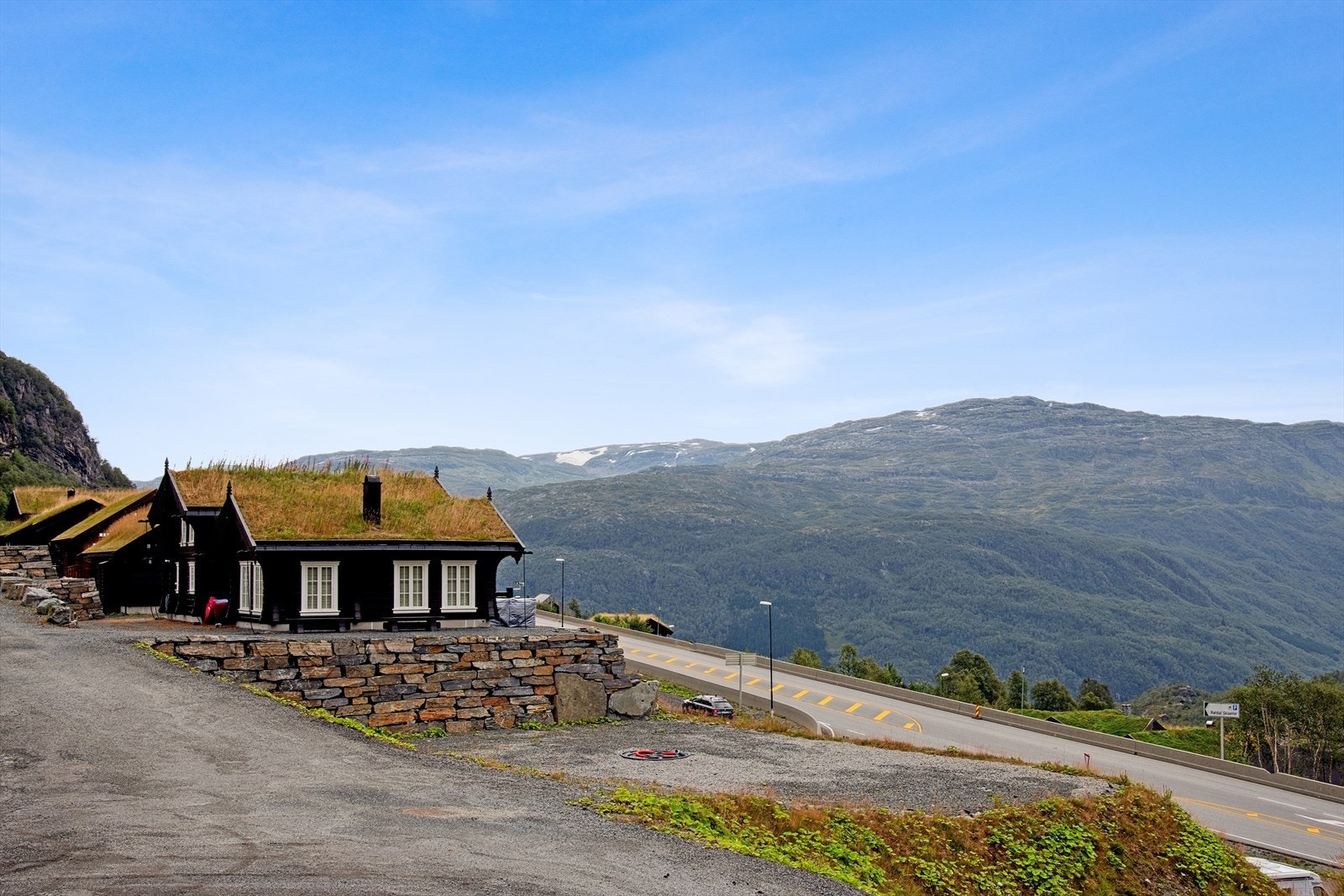 Sørvendt helling med nydelig utsikt, omgitt av majestetiske fjell og kort vei til både Hardangervidda Nasjonalpark og Saudafjella. Galleribilde