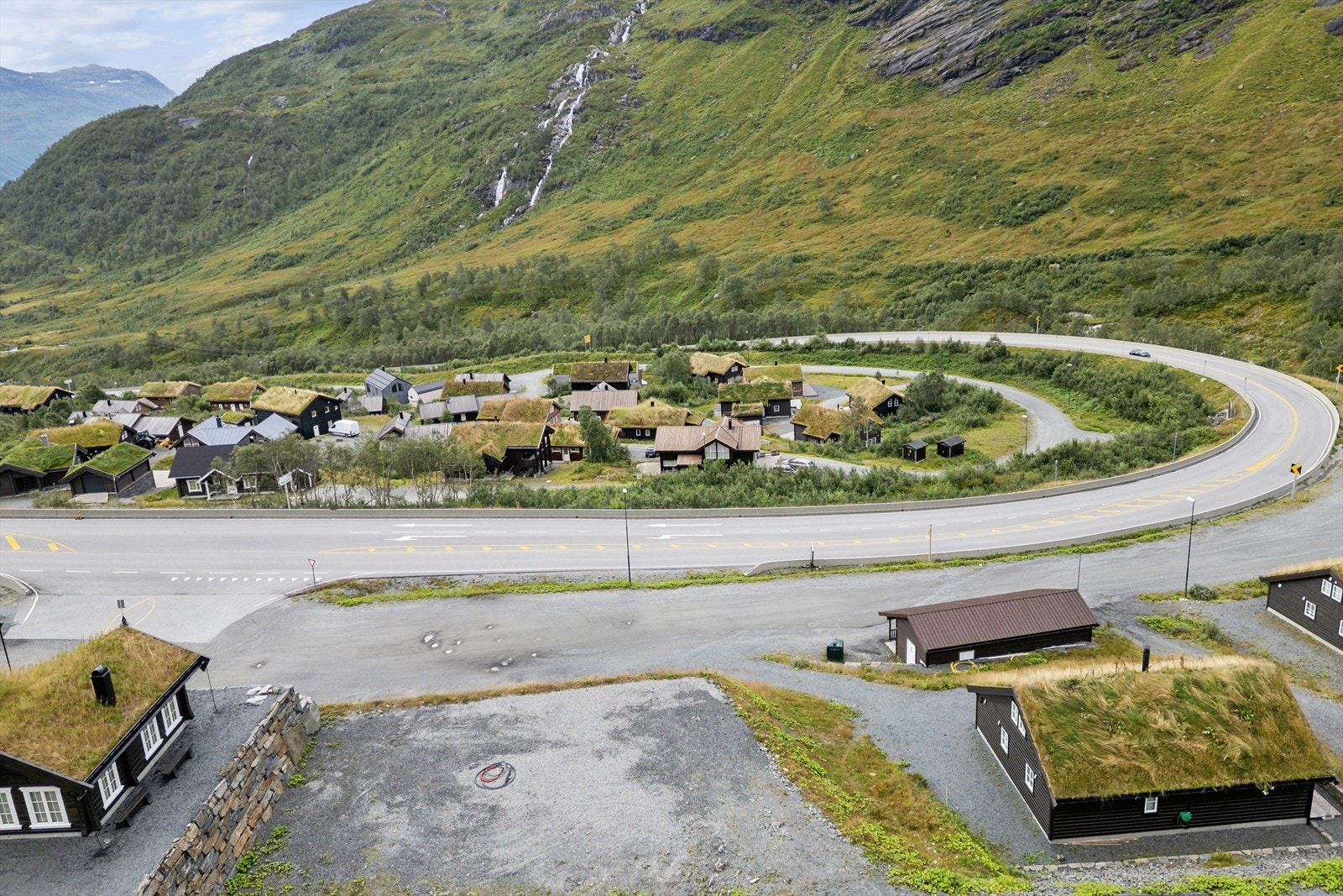 Lett tilgjengelig: Kun 10 min. kjøring fra Røldal sentrum og enkel adkomst fra E134 - med bussforbindelse mellom Odda og Røldal. Galleribilde