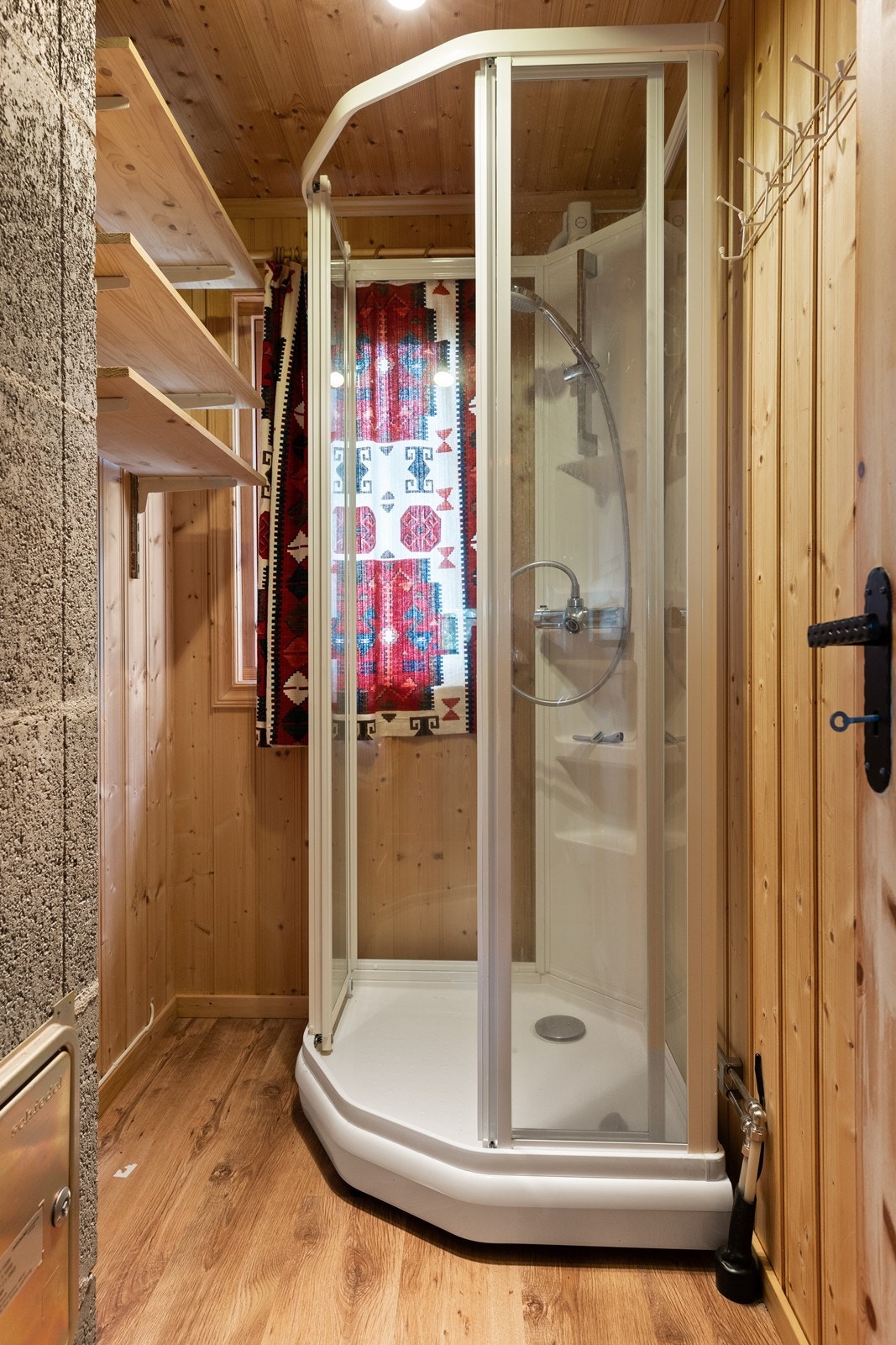 Bod med dusjkabinett. Galleribilde