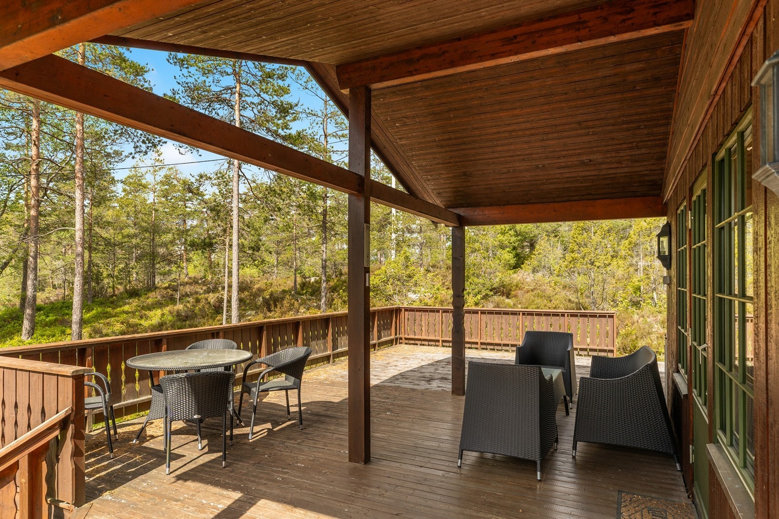 Delvis overbygget terrasse. Galleribilde