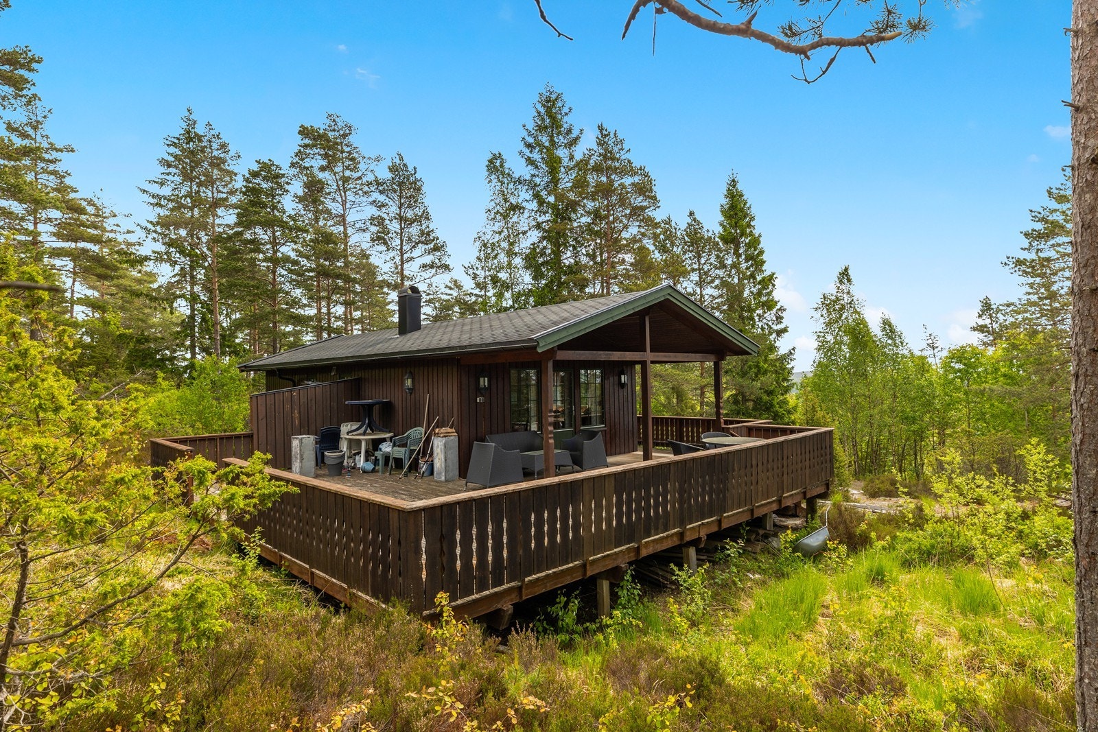 Romslig veranda. Galleribilde