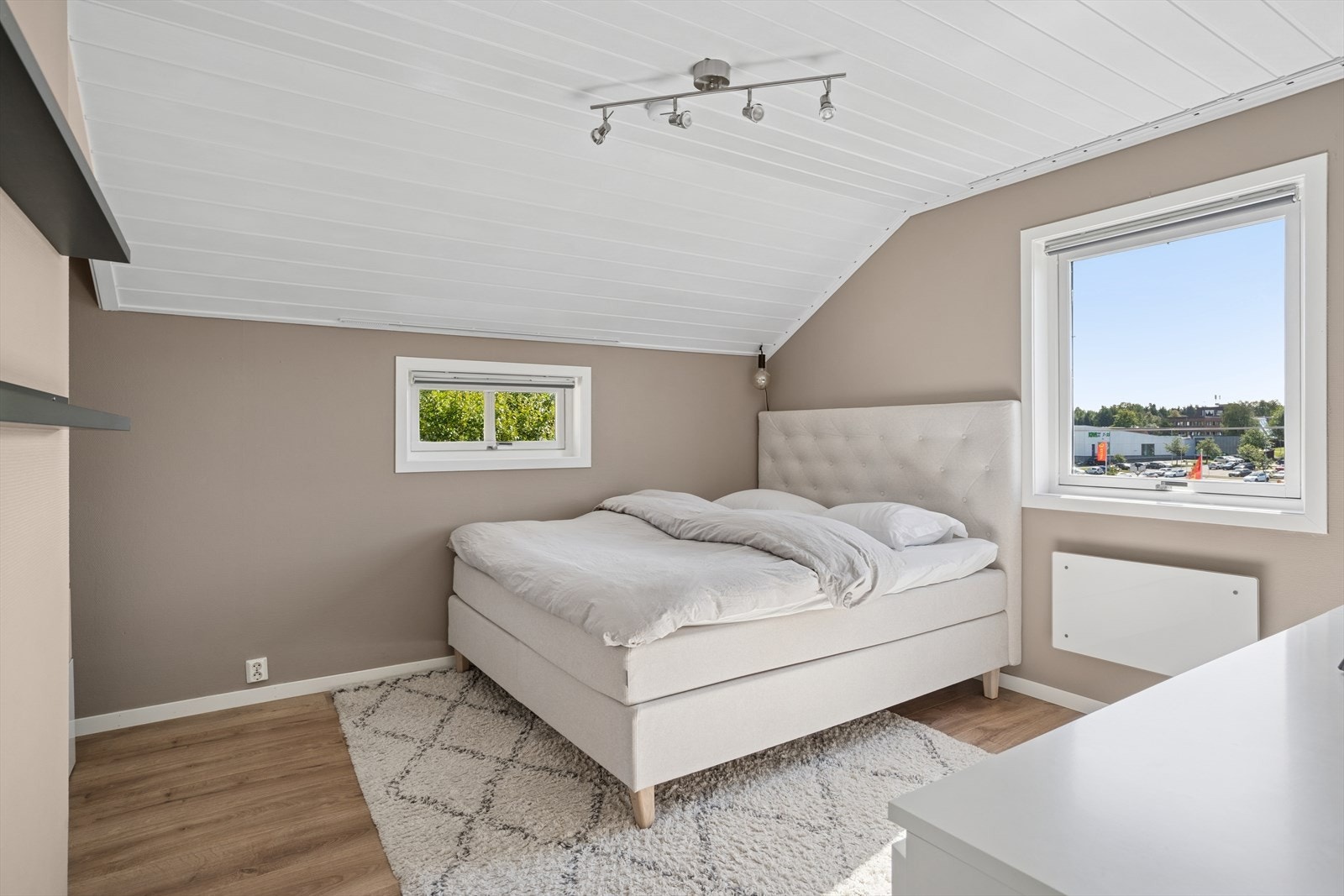 Rommene har god plass til seng med tilhørende møblement Galleribilde