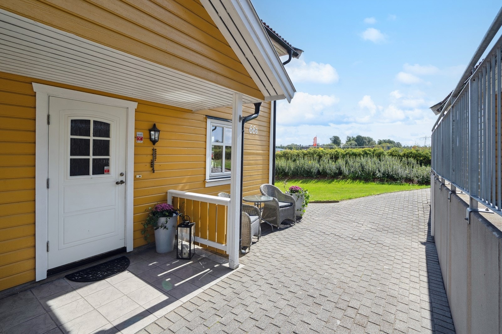 Det er plass til en hyggelig sittegruppe ved inngangspartiet. Her kan ettermiddagssolen nytes Galleribilde