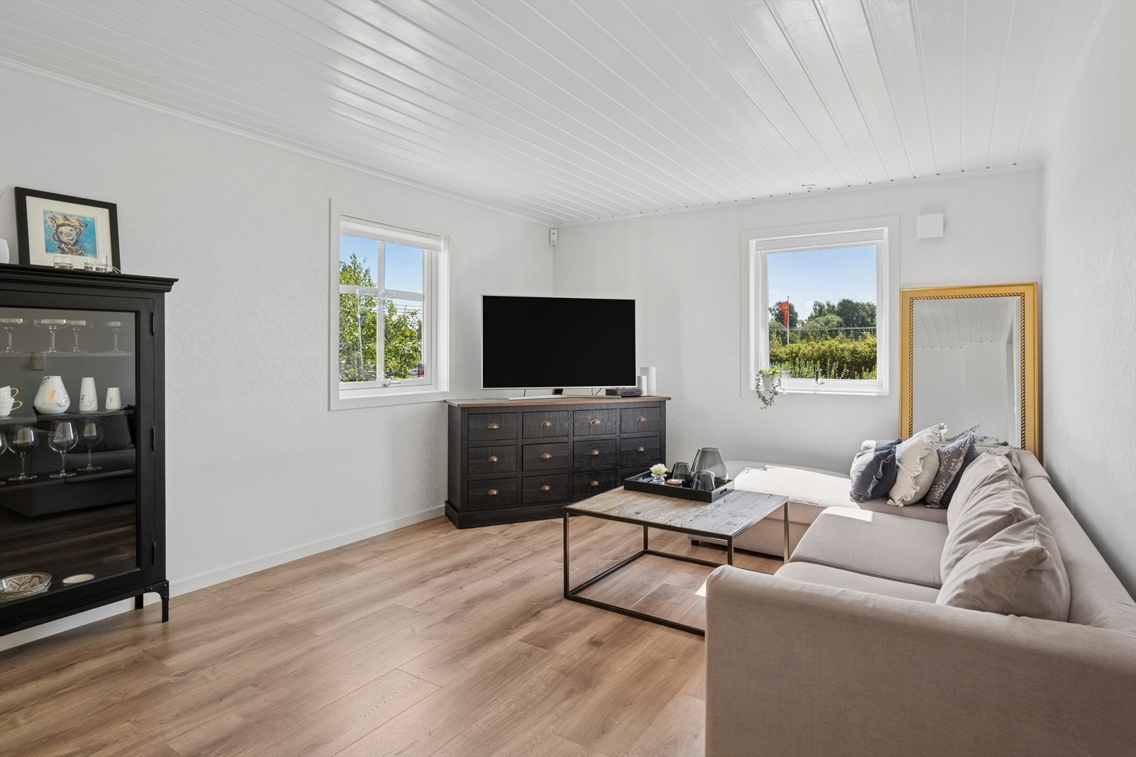 I stuen er det god plass til både sofakroken og spisebordet Galleribilde