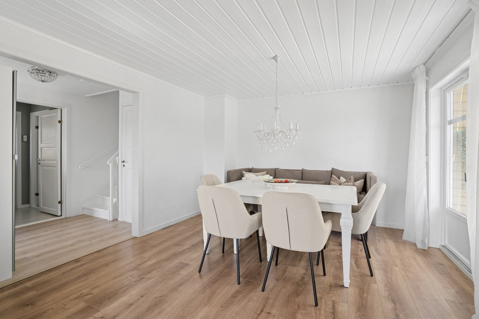 Det er behagelig gulvvarme i alle rom i 1.etasje (unntatt bod) Galleribilde