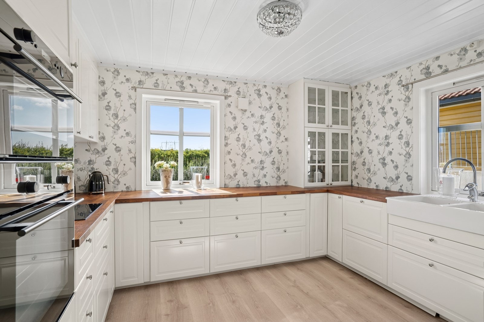 Kjøkkenet var nytt i 2017. Det er tidløst med hvite fronter og heltre benkeplate Galleribilde