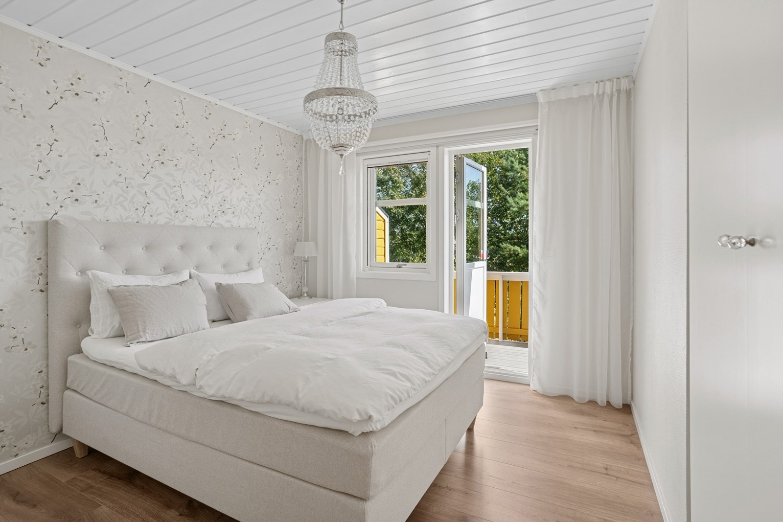 Hovedsoverommet har utgang til balkong med morgensol Galleribilde